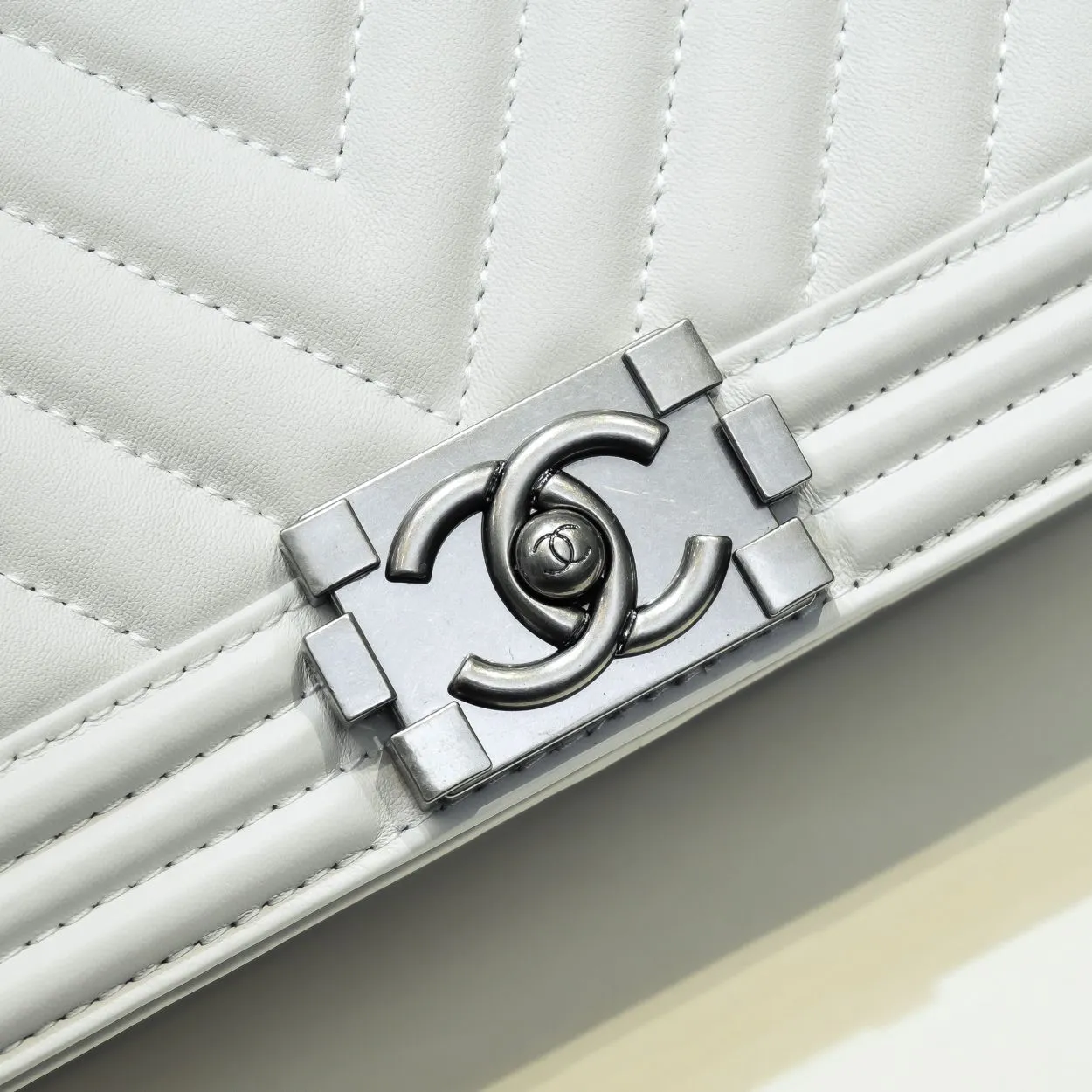 💰420￥ (Full sheepskin with original hardware) [Smile] Chanel Chanel 👑 Lambskin [Lightning] Thickened electroplated hardware accessories 🌈 Workmanship is comparable to the original order 💪 The bottom can be pinched Marks rebound, absolutely spot-on, real-life photos, fashionable and durable💪💪High-end quality, no pressure in and out of the drill cabinet💏, size 25*15*8cm, model number: 67086 ancient silver V grid