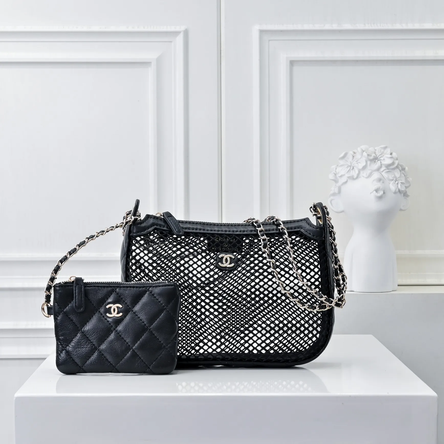 💰410￥👑CHANEL25S spring and summer popular series🔥Chanel fishnet gauze bag is made of hollow mesh, metal weaving/sheepskin mesh and other materials to create a light and breathable mesh bag effect. The double C logo is retained. The chain is interwoven with leather and metal and can be decorated with pearls, camellias and other decorations. The innovative attempt at hollow design and classic elements is really interesting!! Size 22x15cm, style number: 1231