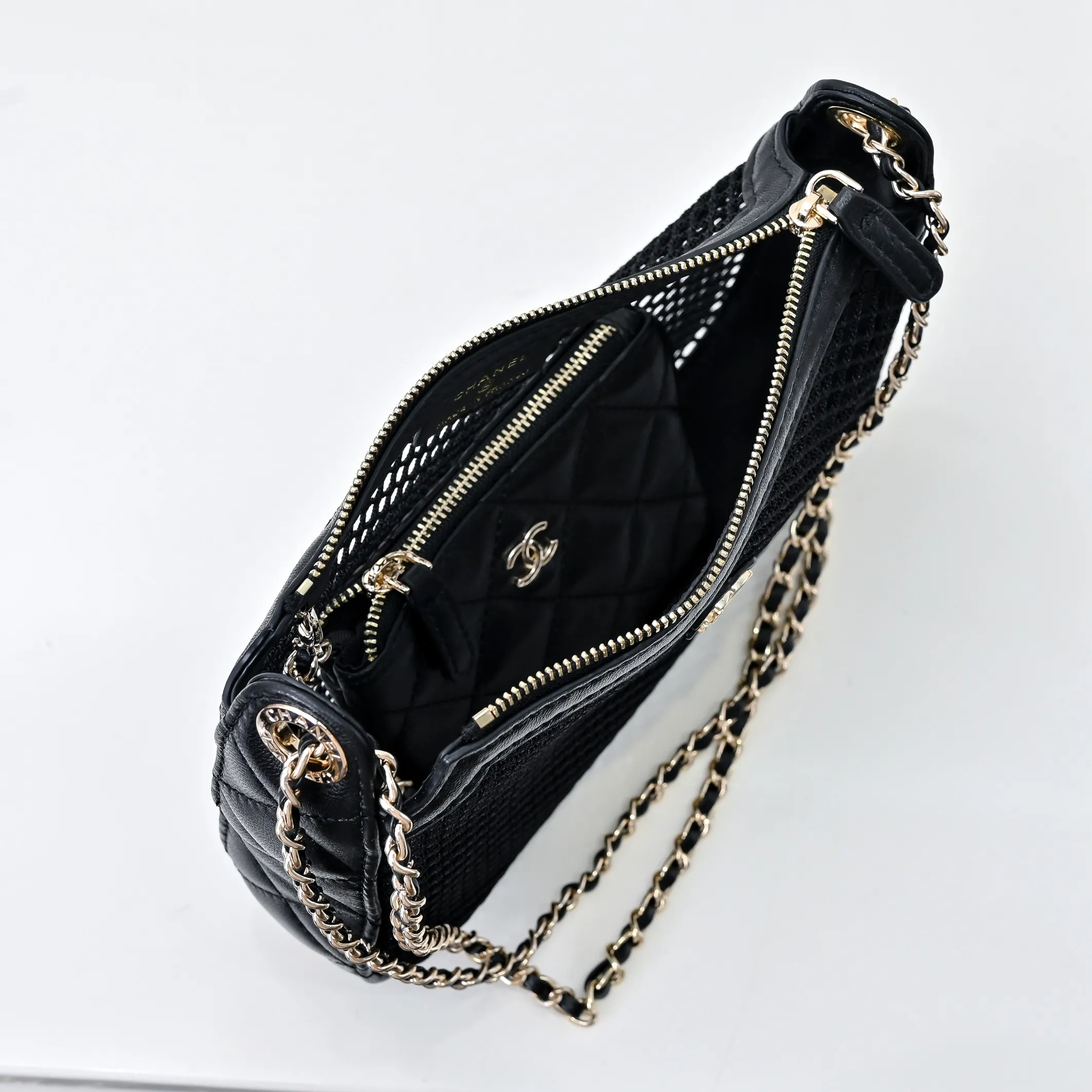 💰410￥👑CHANEL25S spring and summer popular series🔥Chanel fishnet gauze bag is made of hollow mesh, metal weaving/sheepskin mesh and other materials to create a light and breathable mesh bag effect. The double C logo is retained. The chain is interwoven with leather and metal and can be decorated with pearls, camellias and other decorations. The innovative attempt at hollow design and classic elements is really interesting!! Size 22x15cm, style number: 1231