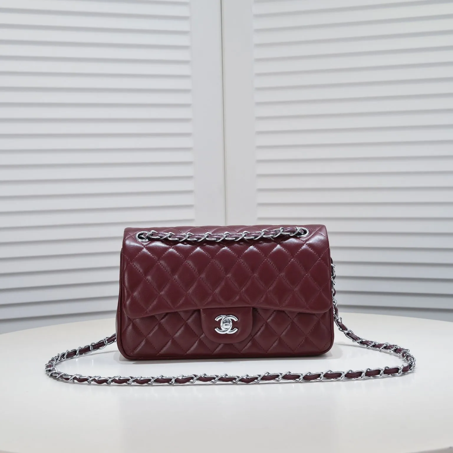 💰400￥Maroon Chanel🔥Exclusive quality real shot shipment✈️Official website updated simultaneously👑Chanel sheep pattern classic style with original hardware, summer style is coming💋CHANEL ‼ ️Crossbody bag, sheepskin with red lining🌸‼ ️ 🙈Fashion new favorite🙈 Size: 25.5*16*6.5. Style number: 1112 sheepskin
