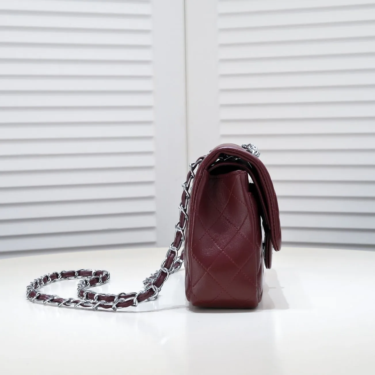 💰400￥Maroon Chanel🔥Exclusive quality real shot shipment✈️Official website updated simultaneously👑Chanel sheep pattern classic style with original hardware, summer style is coming💋CHANEL ‼ ️Crossbody bag, sheepskin with red lining🌸‼ ️ 🙈Fashion new favorite🙈 Size: 25.5*16*6.5. Style number: 1112 sheepskin