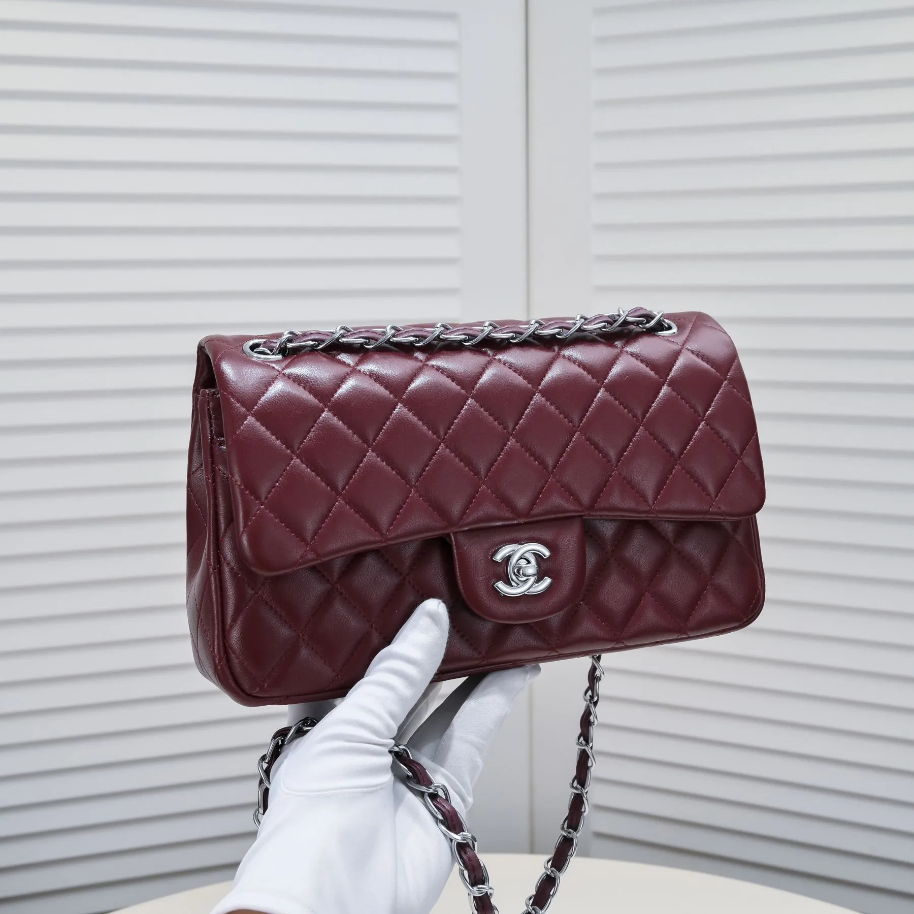 💰400￥Maroon Chanel🔥Exclusive quality real shot shipment✈️Official website updated simultaneously👑Chanel sheep pattern classic style with original hardware, summer style is coming💋CHANEL ‼ ️Crossbody bag, sheepskin with red lining🌸‼ ️ 🙈Fashion new favorite🙈 Size: 25.5*16*6.5. Style number: 1112 sheepskin