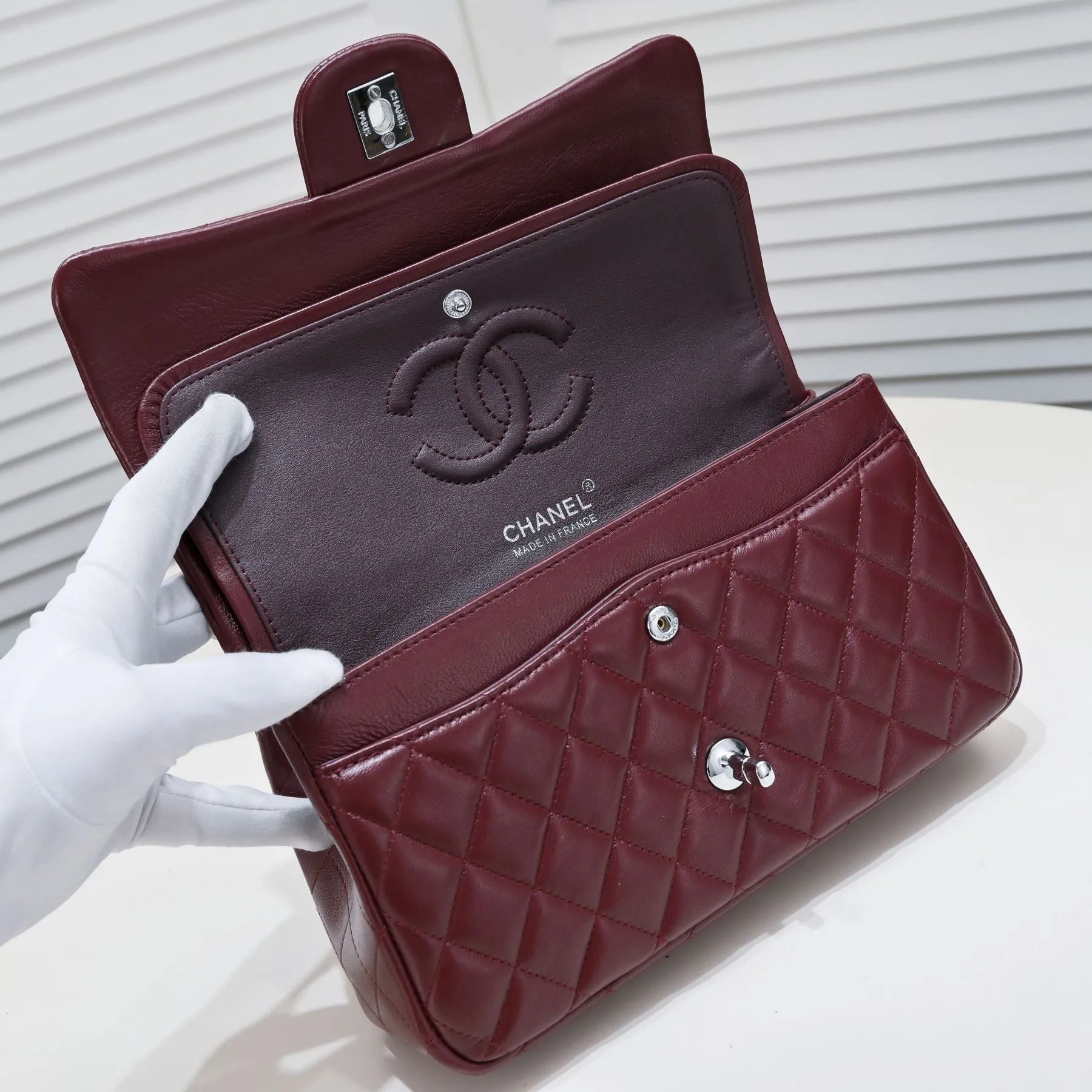 💰400￥Maroon Chanel🔥Exclusive quality real shot shipment✈️Official website updated simultaneously👑Chanel sheep pattern classic style with original hardware, summer style is coming💋CHANEL ‼ ️Crossbody bag, sheepskin with red lining🌸‼ ️ 🙈Fashion new favorite🙈 Size: 25.5*16*6.5. Style number: 1112 sheepskin