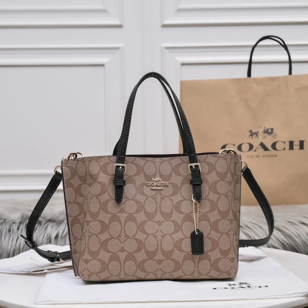 P340 [Top original order] Coach's new Mollie tote tote bag, small size c4250. Small tote bags are very popular recently~ It has a tote shape and is very delicate and compact. The presbyopic color is particularly classic, and the compartment has a zipper, which is very practical! Size:25*19*12cm