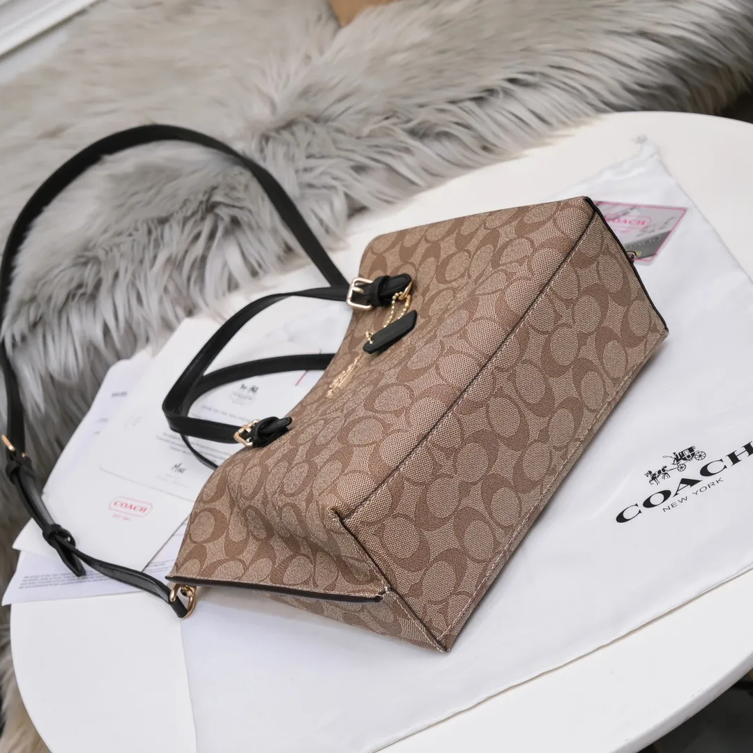 P340 [Top original order] Coach's new Mollie tote tote bag, small size c4250. Small tote bags are very popular recently~ It has a tote shape and is very delicate and compact. The presbyopic color is particularly classic, and the compartment has a zipper, which is very practical! Size:25*19*12cm