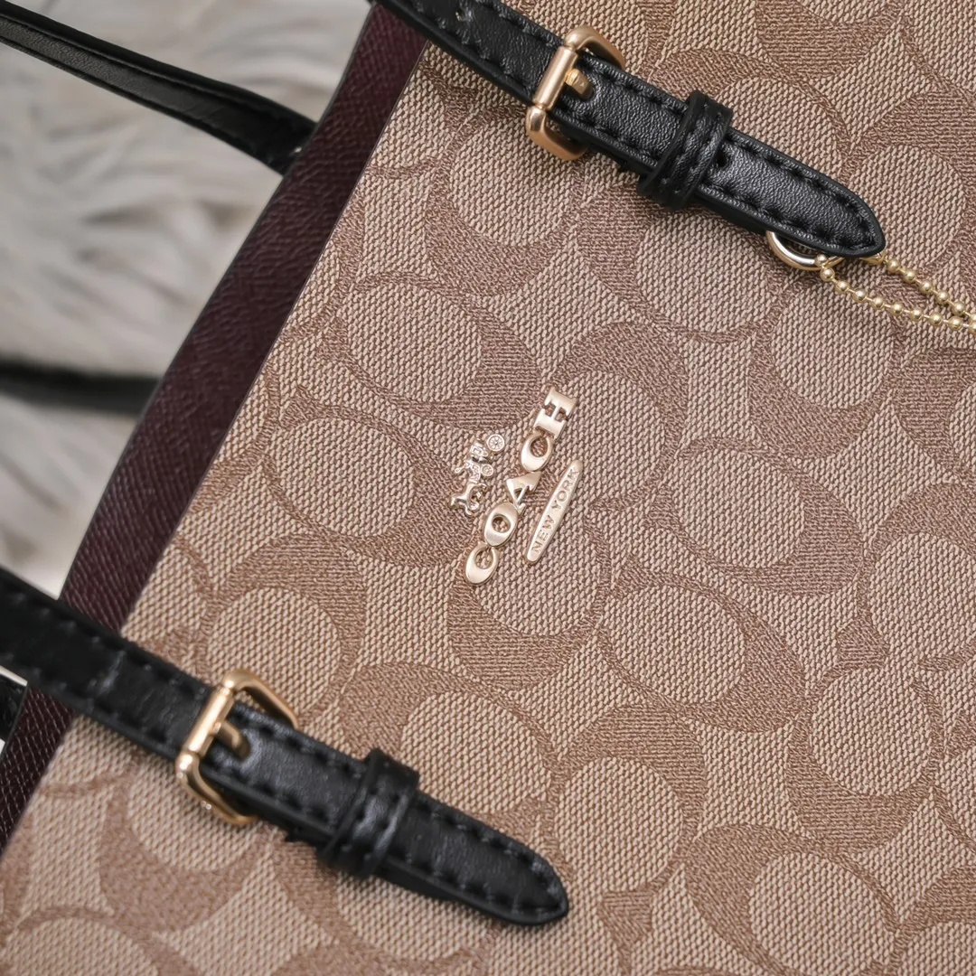 P340 [Top original order] Coach's new Mollie tote tote bag, small size c4250. Small tote bags are very popular recently~ It has a tote shape and is very delicate and compact. The presbyopic color is particularly classic, and the compartment has a zipper, which is very practical! Size:25*19*12cm