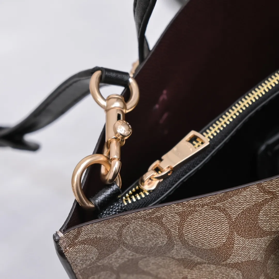 P340 [Top original order] Coach's new Mollie tote tote bag, small size c4250. Small tote bags are very popular recently~ It has a tote shape and is very delicate and compact. The presbyopic color is particularly classic, and the compartment has a zipper, which is very practical! Size:25*19*12cm