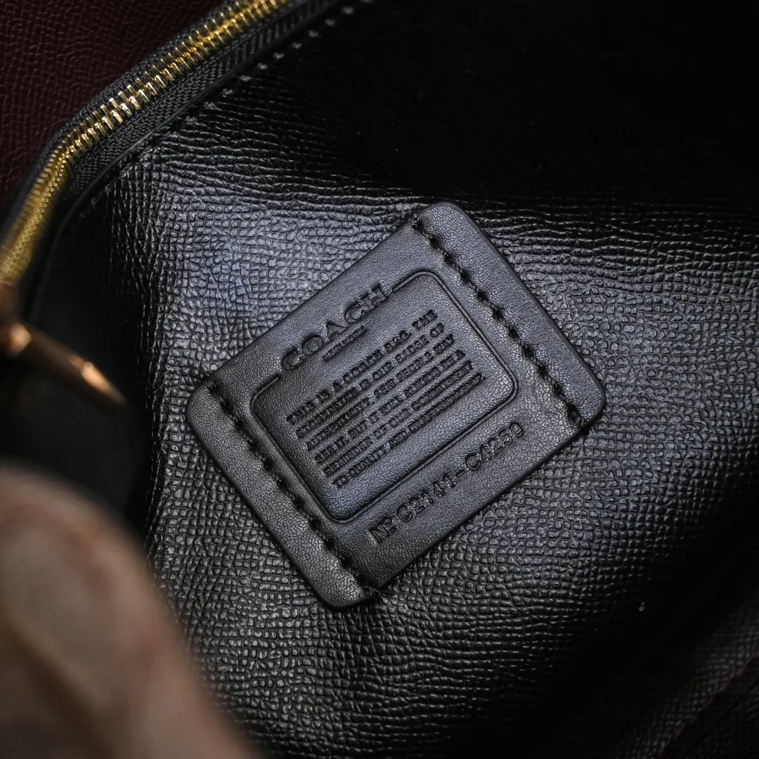 P340 [Top original order] Coach's new Mollie tote tote bag, small size c4250. Small tote bags are very popular recently~ It has a tote shape and is very delicate and compact. The presbyopic color is particularly classic, and the compartment has a zipper, which is very practical! Size:25*19*12cm
