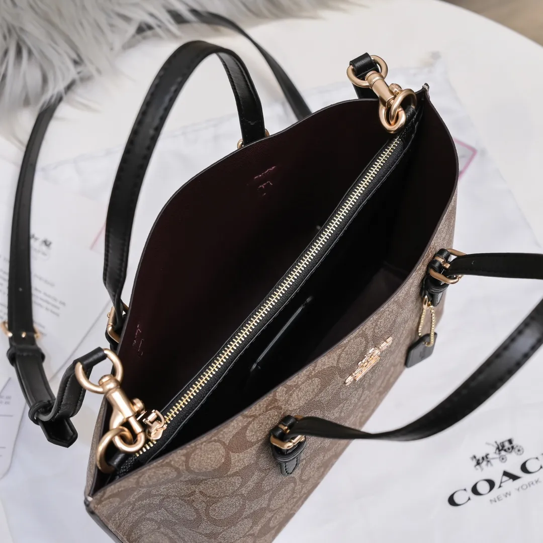 P340 [Top original order] Coach's new Mollie tote tote bag, small size c4250. Small tote bags are very popular recently~ It has a tote shape and is very delicate and compact. The presbyopic color is particularly classic, and the compartment has a zipper, which is very practical! Size:25*19*12cm