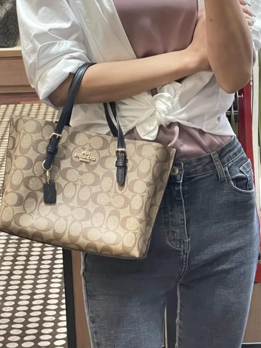 P340 [Top original order] Coach's new Mollie tote tote bag, small size c4250. Small tote bags are very popular recently~ It has a tote shape and is very delicate and compact. The presbyopic color is particularly classic, and the compartment has a zipper, which is very practical! Size:25*19*12cm