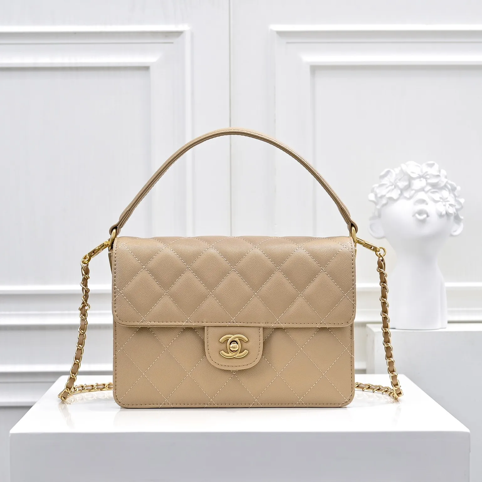 💰450￥大号👑CHANEL24k秋冬新款大中小鱼子酱牛皮的独特质感.可以手拎也可以斜挎.肩带🉑️拆卸，无论是日常出街.还是重要场合都能完美搭配你的每一个look，它的经典与优雅让你在人群中脱颖而出。 Large size: 23x16cm, style number: 1212