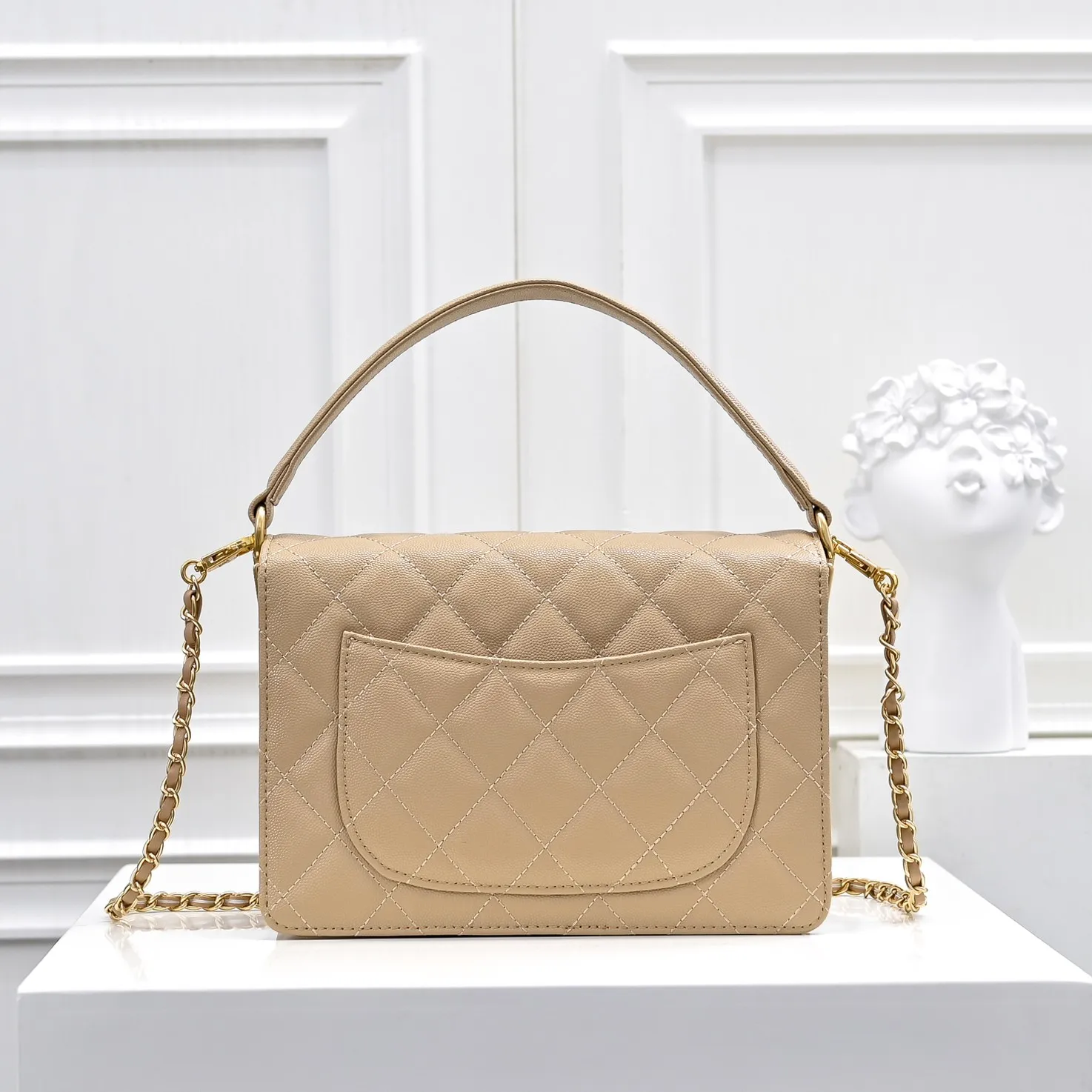 💰450￥大号👑CHANEL24k秋冬新款大中小鱼子酱牛皮的独特质感.可以手拎也可以斜挎.肩带🉑️拆卸，无论是日常出街.还是重要场合都能完美搭配你的每一个look，它的经典与优雅让你在人群中脱颖而出。 Large size: 23x16cm, style number: 1212