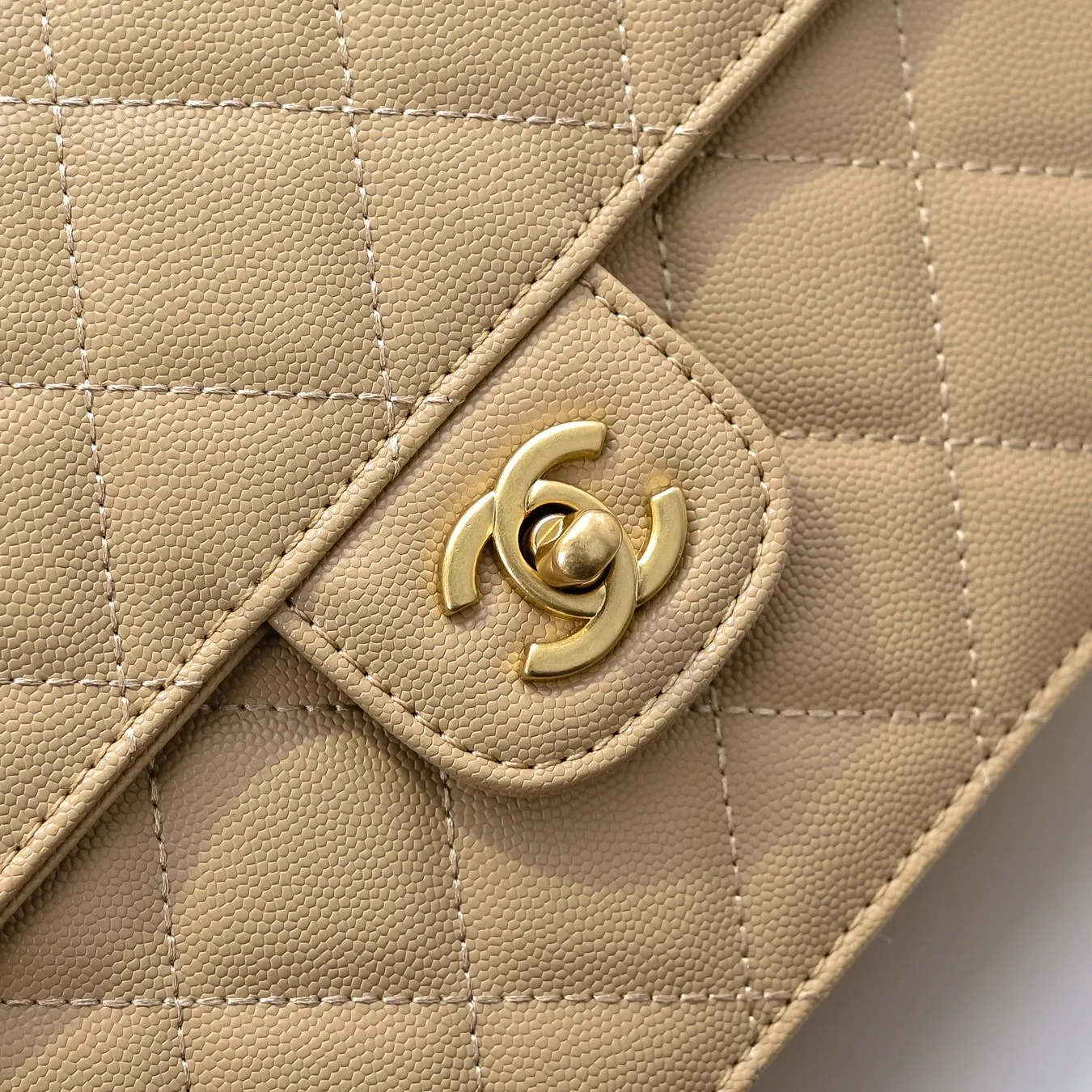 💰450￥大号👑CHANEL24k秋冬新款大中小鱼子酱牛皮的独特质感.可以手拎也可以斜挎.肩带🉑️拆卸，无论是日常出街.还是重要场合都能完美搭配你的每一个look，它的经典与优雅让你在人群中脱颖而出。 Large size: 23x16cm, style number: 1212