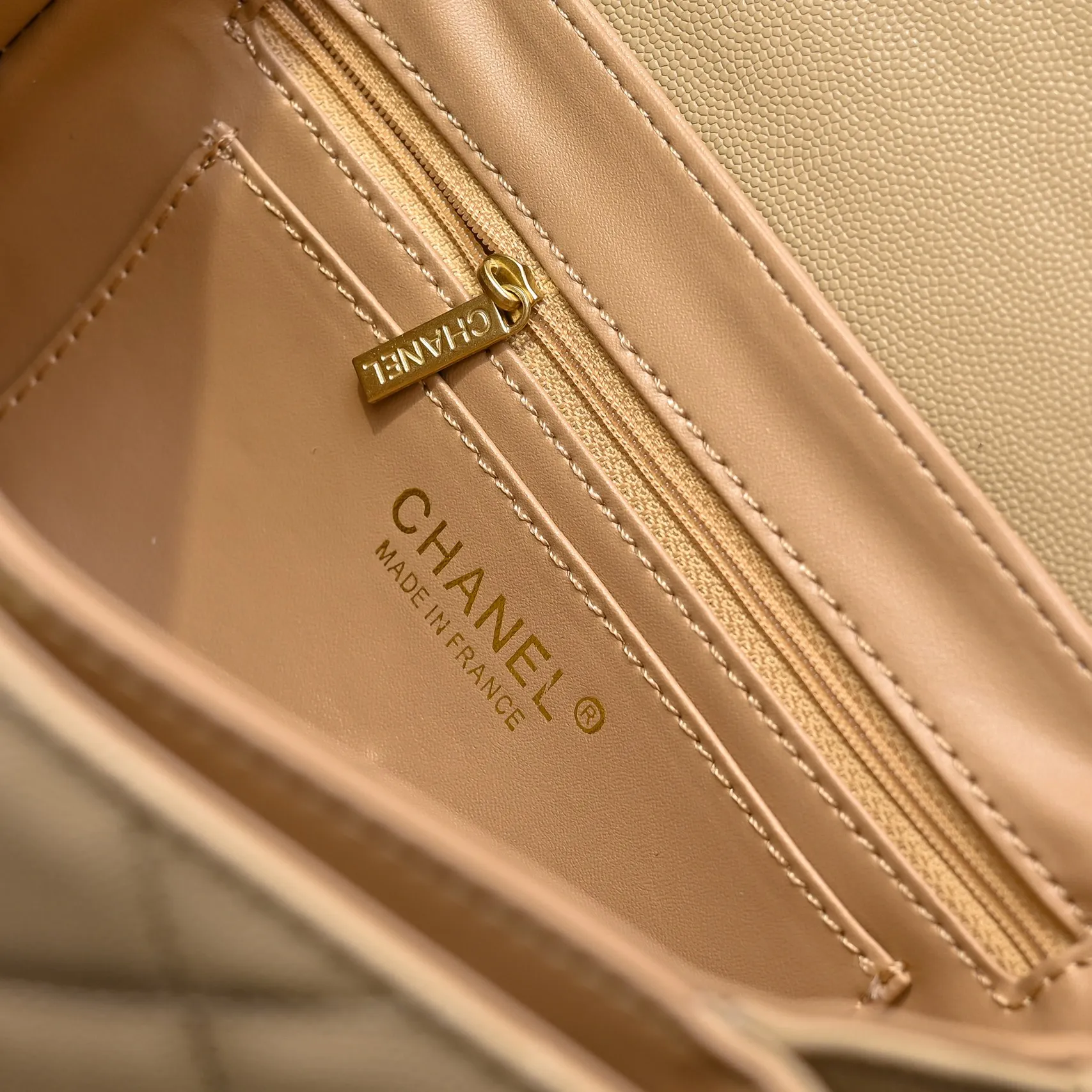 💰450￥大号👑CHANEL24k秋冬新款大中小鱼子酱牛皮的独特质感.可以手拎也可以斜挎.肩带🉑️拆卸，无论是日常出街.还是重要场合都能完美搭配你的每一个look，它的经典与优雅让你在人群中脱颖而出。 Large size: 23x16cm, style number: 1212