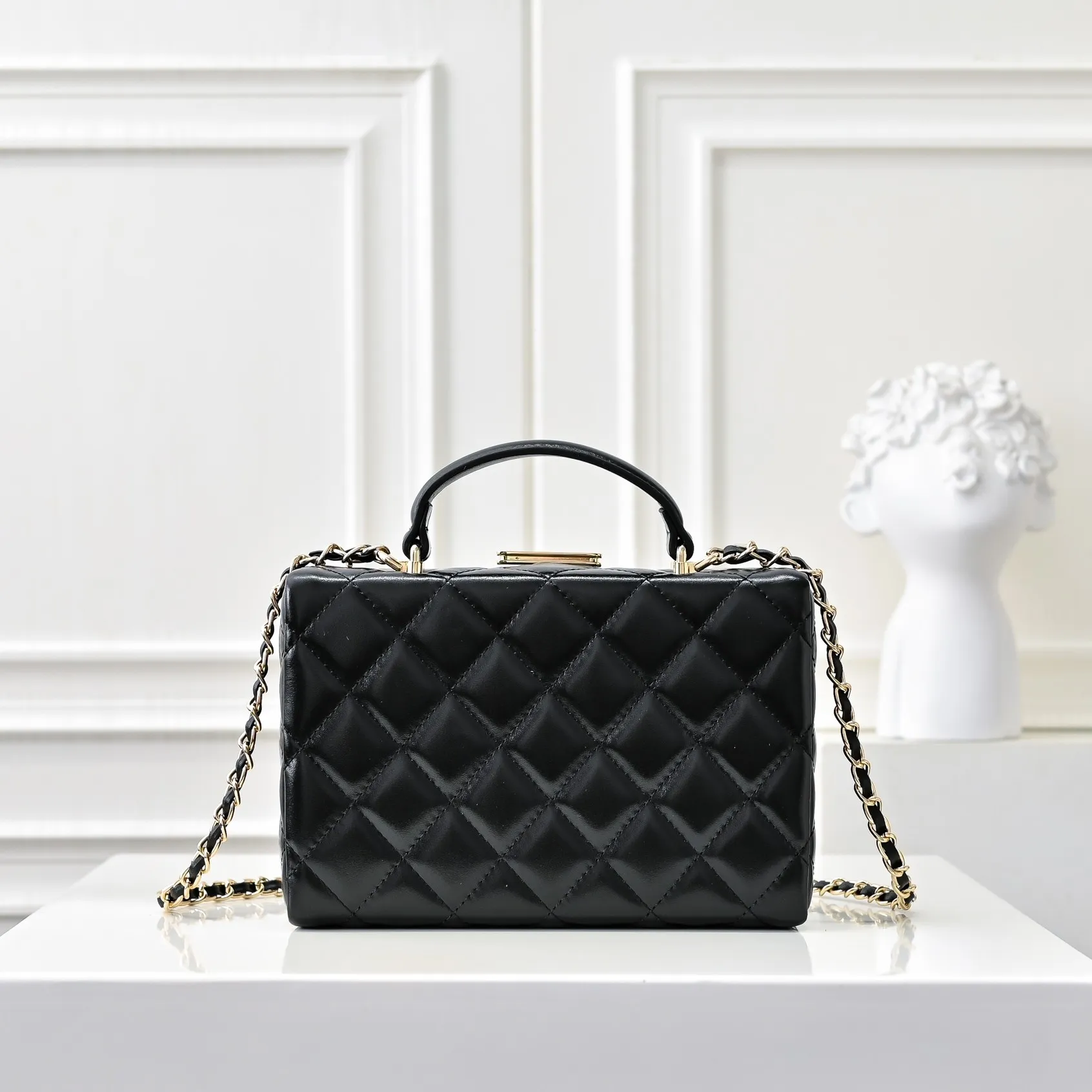 💰520￥👑CHANEL24k cosmetic bag, full of high-end sense, practical and fashionable at the same time, classic light gold chain with first-layer cowhide, wear-resistant. Super texture, double C logo. I love this cosmetic bag more and more. It looks very beautiful when I carry it with me. It can make you look stunning when paired with any clothes! Size: 20x14cm, style number: 1219