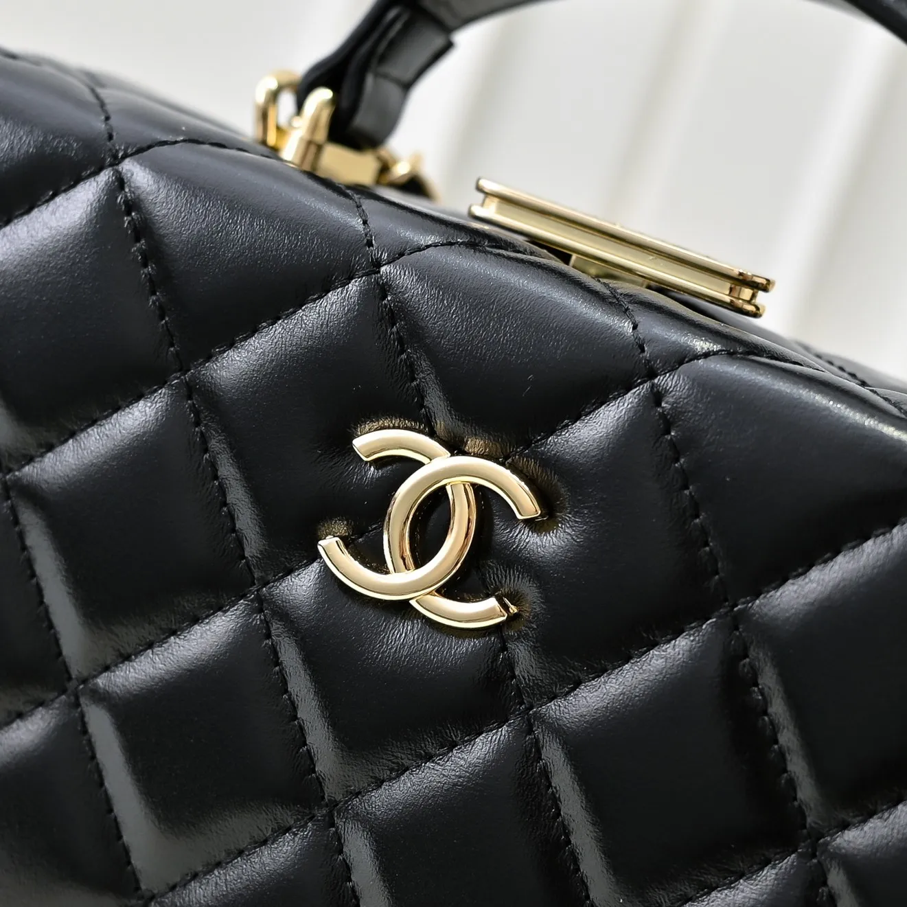 💰520￥👑CHANEL24k cosmetic bag, full of high-end sense, practical and fashionable at the same time, classic light gold chain with first-layer cowhide, wear-resistant. Super texture, double C logo. I love this cosmetic bag more and more. It looks very beautiful when I carry it with me. It can make you look stunning when paired with any clothes! Size: 20x14cm, style number: 1219