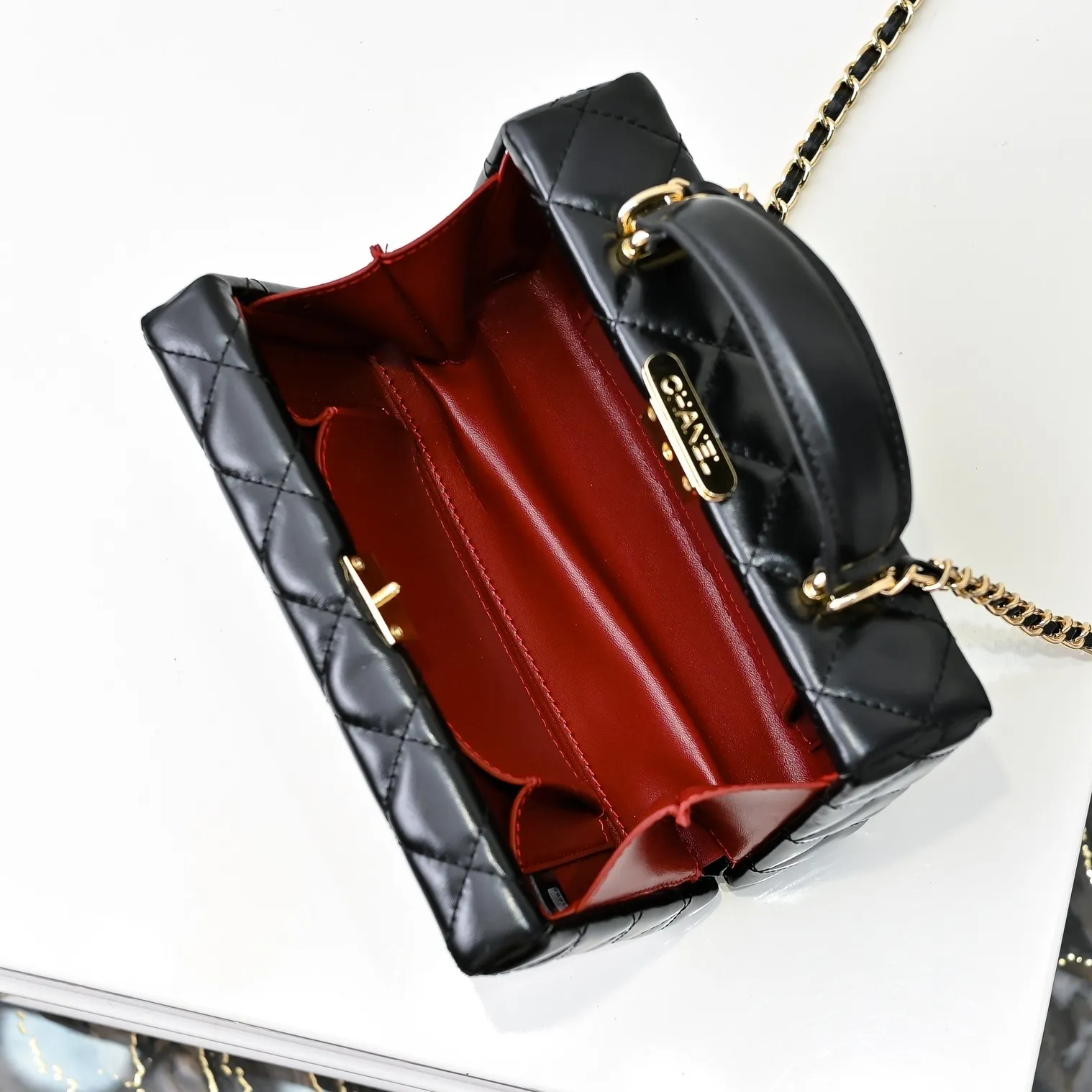 💰520￥👑CHANEL24k cosmetic bag, full of high-end sense, practical and fashionable at the same time, classic light gold chain with first-layer cowhide, wear-resistant. Super texture, double C logo. I love this cosmetic bag more and more. It looks very beautiful when I carry it with me. It can make you look stunning when paired with any clothes! Size: 20x14cm, style number: 1219
