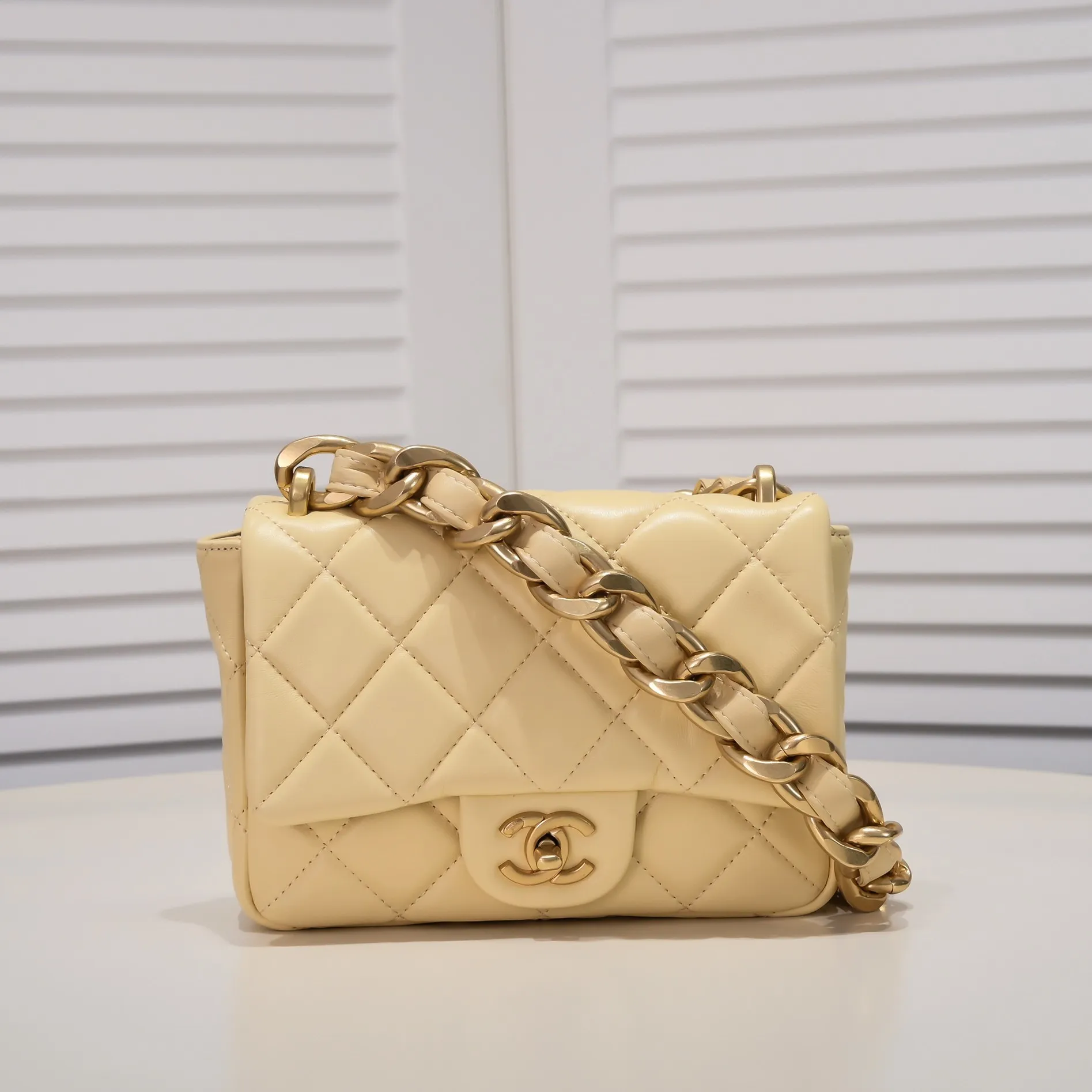 All Categories Official Website "Brand Women's Bags" Women's Bags 💙 Chanel C𝗵𝗮𝗻𝗲𝟭 𝟮𝟮𝘀 Large Gold Chain Underarm Bag Medium Size Jimei, have you got it yet? This bag looks great on hot girls, and the capacity is good. The thick chain is the finishing touch of this bag. It is younger and more fashionable than Cf. 𝐒𝐢𝐳𝐞𝟏𝟕-𝟐𝟏