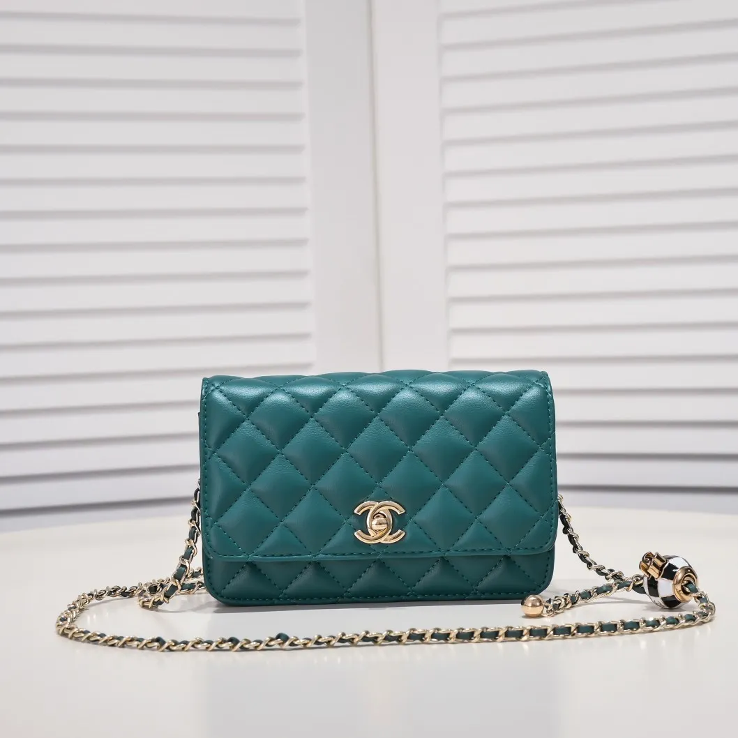 All Categories Official Website "Brand Women's Bags" Women's Bags 💙 Chanel Chane Small Chain Bag Wallet on chain is definitely indispensable. Imported calfskin 🐂 This bag is super practical, but it has a bug ~ it is too long, because it is designed according to European and American body shapes, and it will be slightly longer for Asians! but! Don't be afraid, there is magic now