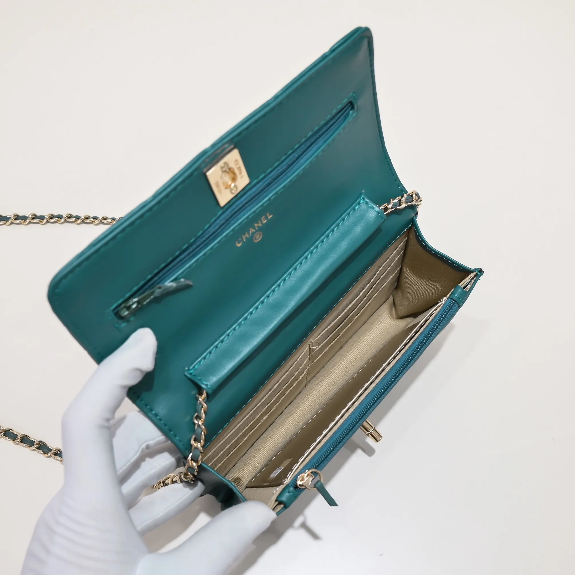 All Categories Official Website "Brand Women's Bags" Women's Bags 💙 Chanel Chane Small Chain Bag Wallet on chain is definitely indispensable. Imported calfskin 🐂 This bag is super practical, but it has a bug ~ it is too long, because it is designed according to European and American body shapes, and it will be slightly longer for Asians! but! Don't be afraid, there is magic now
