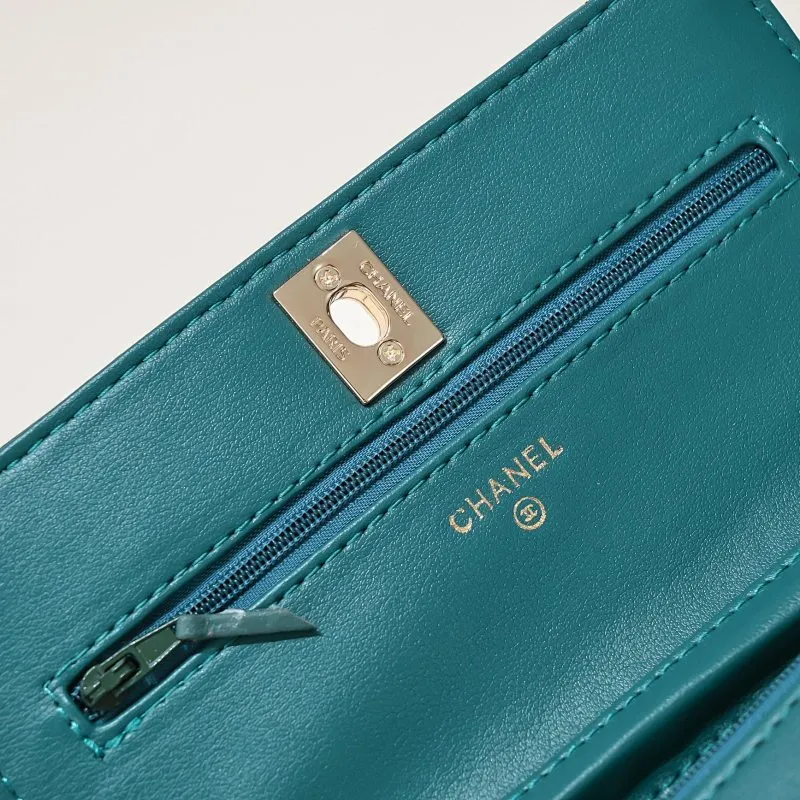All Categories Official Website "Brand Women's Bags" Women's Bags 💙 Chanel Chane Small Chain Bag Wallet on chain is definitely indispensable. Imported calfskin 🐂 This bag is super practical, but it has a bug ~ it is too long, because it is designed according to European and American body shapes, and it will be slightly longer for Asians! but! Don't be afraid, there is magic now