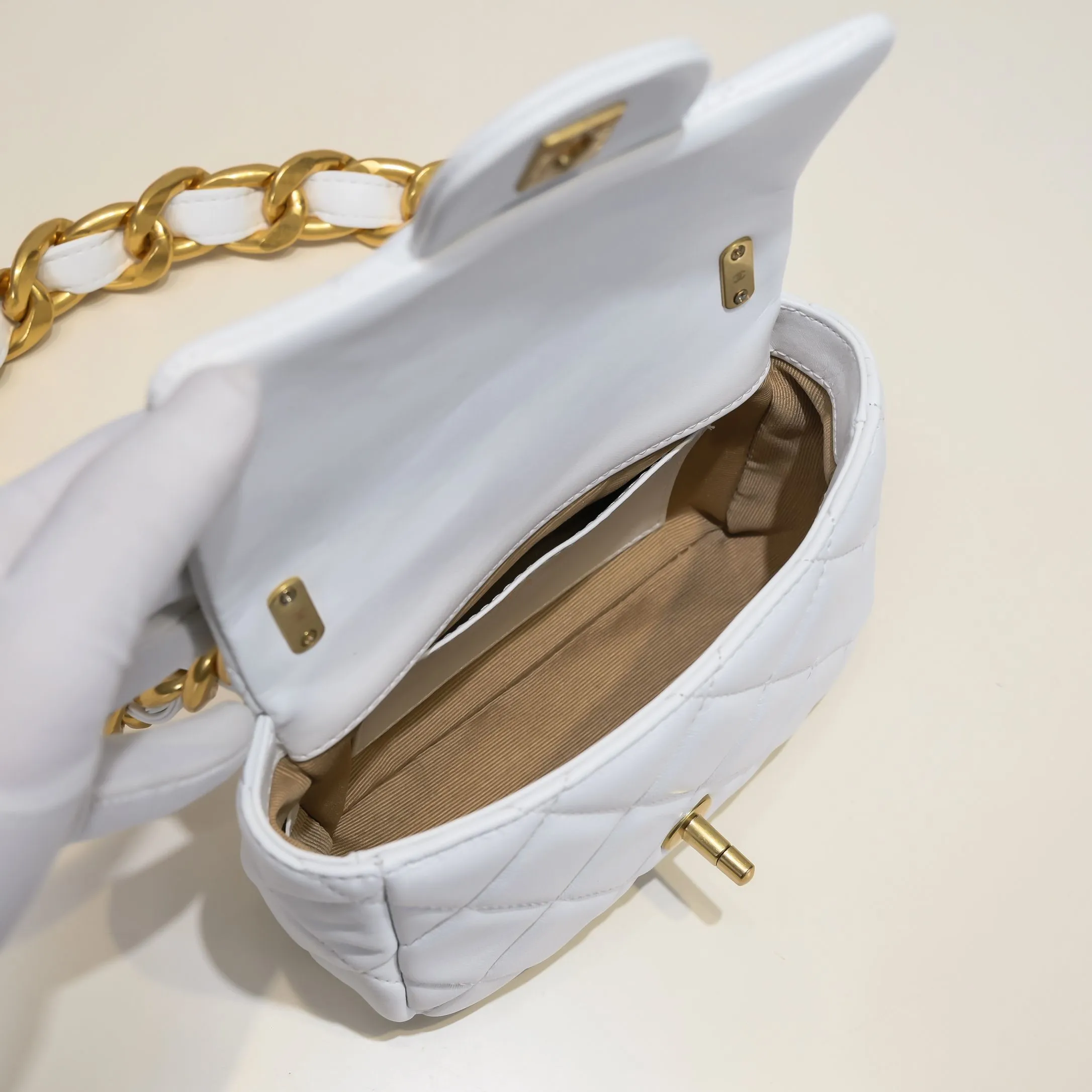 All Categories Official Website "Brand Women's Bags" Women's Bags 💙 Chanel �C𝗵𝗮𝗻𝗲𝟭 𝟮𝟮𝘀 Large Gold Chain Armpit Bag Small Size Jimei, have you got it yet? This bag is easy to wear with hot girls, and the capacity is good. The thick chain is the finishing touch of this bag. It is younger and more fashionable than Cf. 𝐒𝐢𝐳𝐞𝟏𝟑-𝟏𝟕