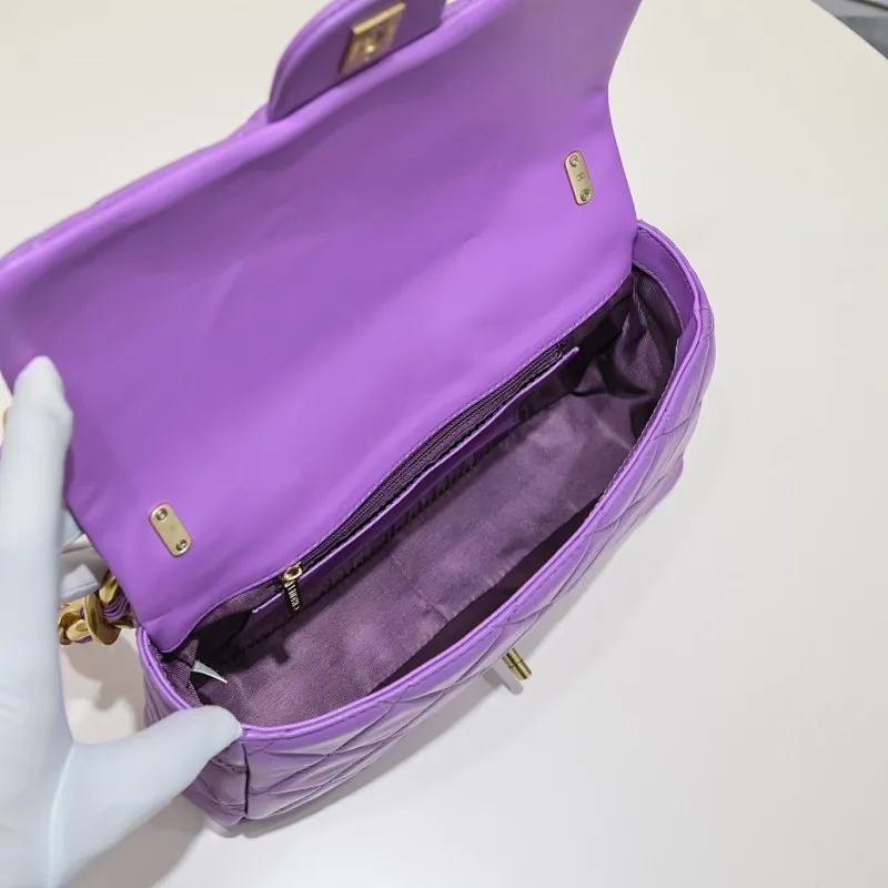 All Categories Official Website "Brand Women's Bags" Women's Bags 💙 Chanel 𝗖𝗵𝗮𝗻𝗲𝟭 𝟮𝟮𝘀 Large Gold Chain Underarm Bag Large Size Jimei, have you got it yet? This bag is easy to wear with hot girls, and the capacity is good. The thick chain is the finishing touch of this bag. It is younger and more fashionable than Cf 𝐒𝐢𝐳𝐞𝟏8-𝟐7-