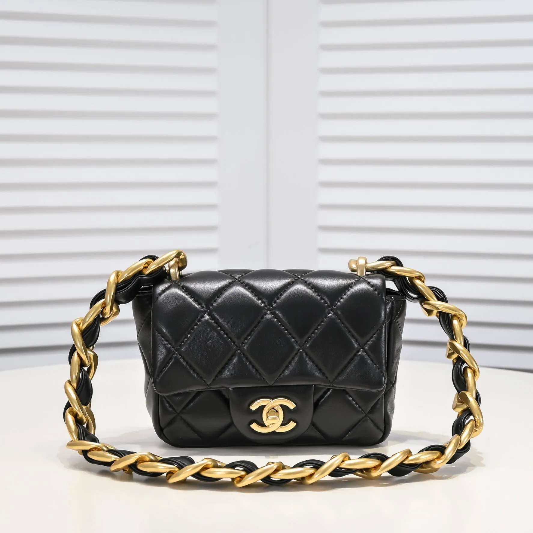 All Categories Official Website "Brand Women's Bags" Women's Bags 💙 Chanel �C𝗵𝗮𝗻𝗲𝟭 𝟮𝟮𝘀 Large Gold Chain Armpit Bag Small Size Jimei, have you got it yet? This bag is easy to wear with hot girls, and the capacity is good. The thick chain is the finishing touch of this bag. It is younger and more fashionable than Cf. 𝐒𝐢𝐳𝐞𝟏𝟑-𝟏𝟕