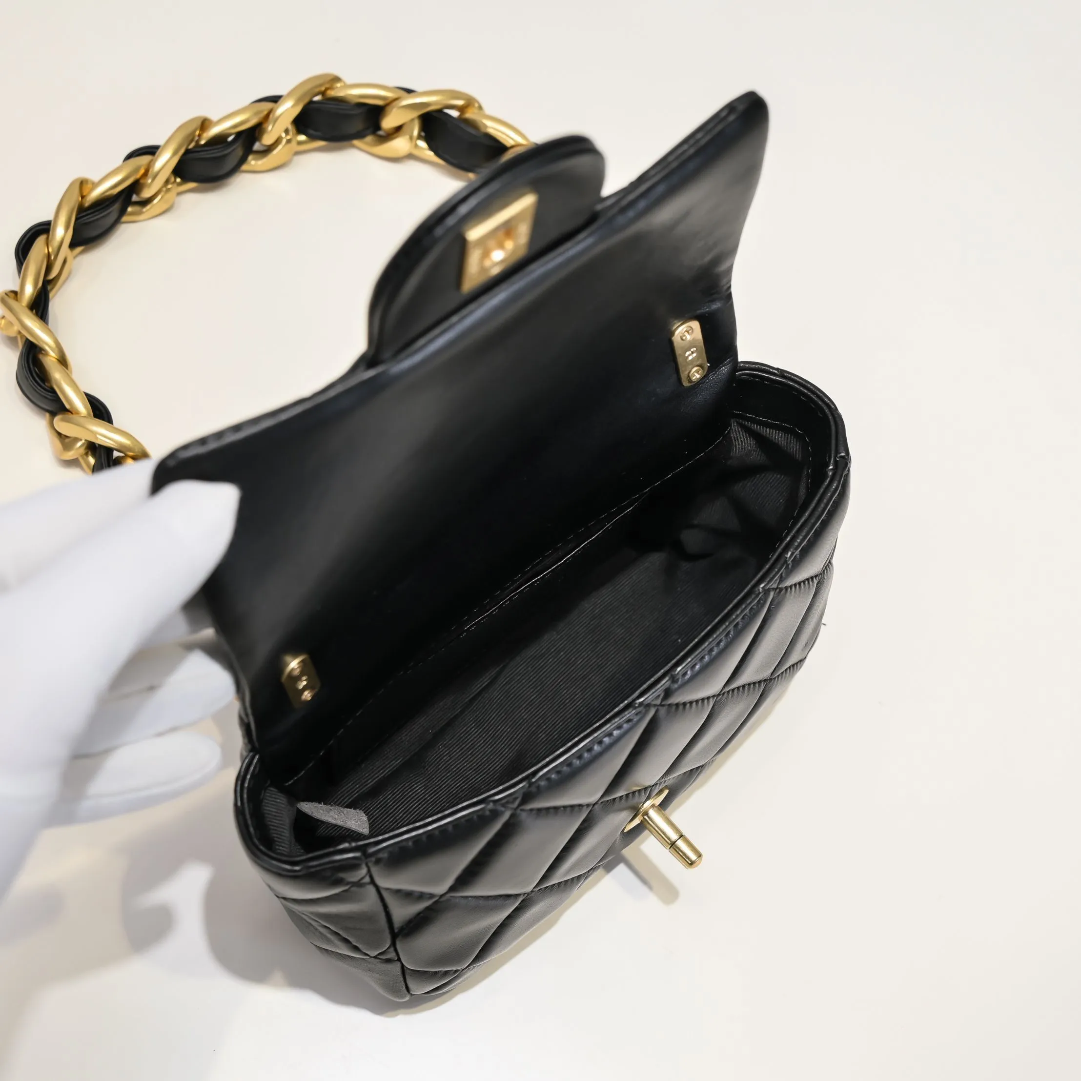 All Categories Official Website "Brand Women's Bags" Women's Bags 💙 Chanel �C𝗵𝗮𝗻𝗲𝟭 𝟮𝟮𝘀 Large Gold Chain Armpit Bag Small Size Jimei, have you got it yet? This bag is easy to wear with hot girls, and the capacity is good. The thick chain is the finishing touch of this bag. It is younger and more fashionable than Cf. 𝐒𝐢𝐳𝐞𝟏𝟑-𝟏𝟕