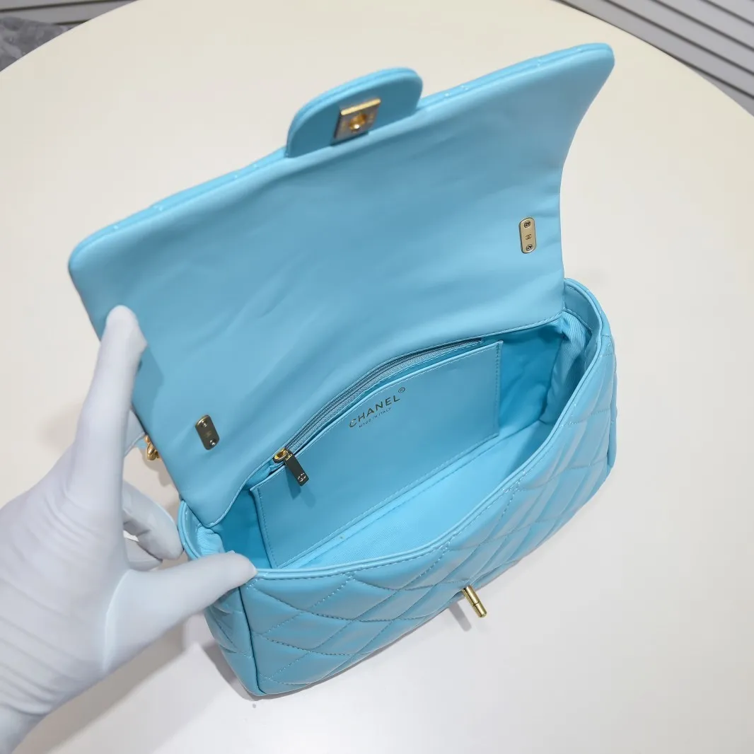 All Categories Official Website "Brand Women's Bags" Women's Bags 💙 Chanel 𝗖𝗵𝗮𝗻𝗲𝟭 𝟮𝟮𝘀 Large Gold Chain Underarm Bag Large Size Jimei, have you got it yet? This bag is easy to wear with hot girls, and the capacity is good. The thick chain is the finishing touch of this bag. It is younger and more fashionable than Cf 𝐒𝐢𝐳𝐞𝟏8-𝟐7-