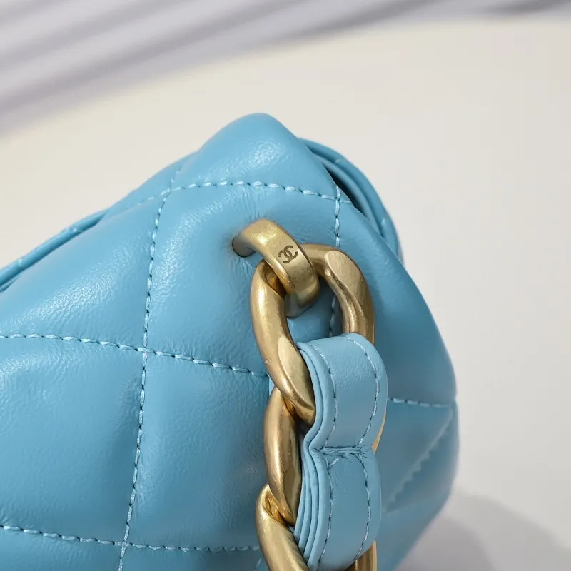 All Categories Official Website "Brand Women's Bags" Women's Bags 💙 Chanel 𝗖𝗵𝗮𝗻𝗲𝟭 𝟮𝟮𝘀 Large Gold Chain Underarm Bag Large Size Jimei, have you got it yet? This bag is easy to wear with hot girls, and the capacity is good. The thick chain is the finishing touch of this bag. It is younger and more fashionable than Cf 𝐒𝐢𝐳𝐞𝟏8-𝟐7-