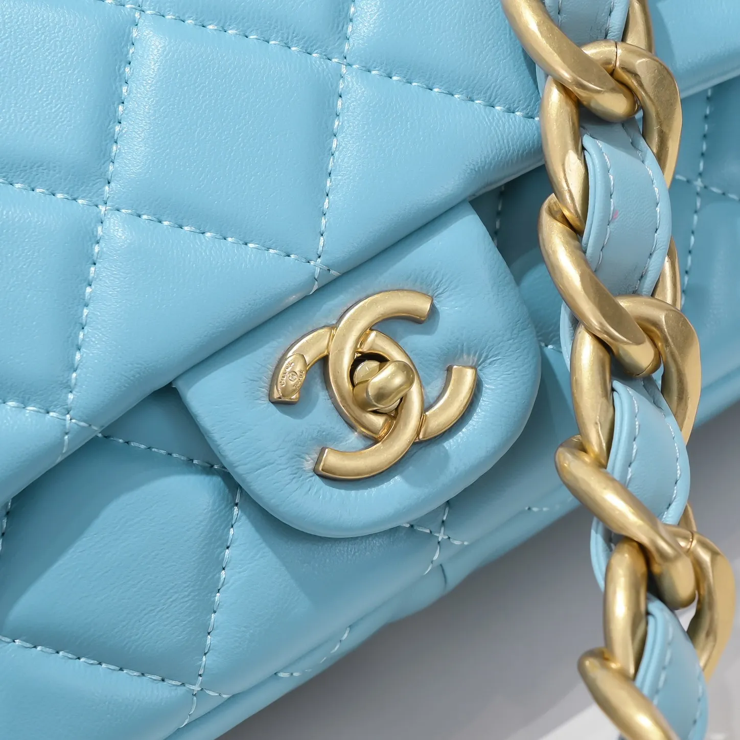 All Categories Official Website "Brand Women's Bags" Women's Bags 💙 Chanel 𝗖𝗵𝗮𝗻𝗲𝟭 𝟮𝟮𝘀 Large Gold Chain Underarm Bag Large Size Jimei, have you got it yet? This bag is easy to wear with hot girls, and the capacity is good. The thick chain is the finishing touch of this bag. It is younger and more fashionable than Cf 𝐒𝐢𝐳𝐞𝟏8-𝟐7-