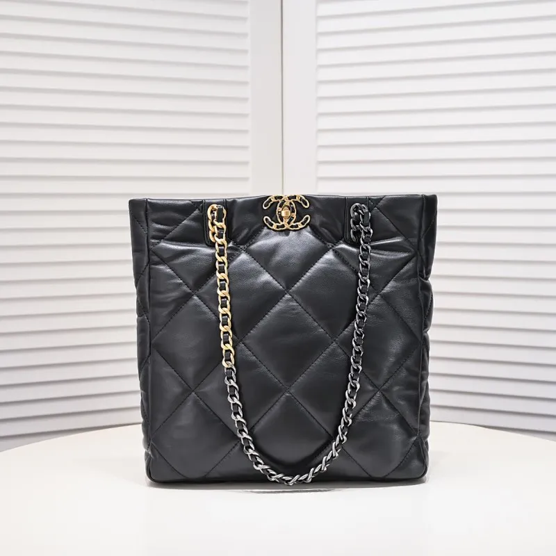 All Categories Official Website "Brand Women's Bags" Women's Bags 💙 Chanel 𝗖𝗛𝗔𝗡𝗘𝗟 𝟮𝟮𝗕 19𝑩𝑨𝑮 𝑻𝒐𝒕𝒆Black Gold Italian first-grade [GR] lambskin, with a delicate and soft feel. The classic diamond pattern design is matched with a leather-clad metal chain. The gold color brings a sense of luxury. This season’s most classic black gold design has been collected.