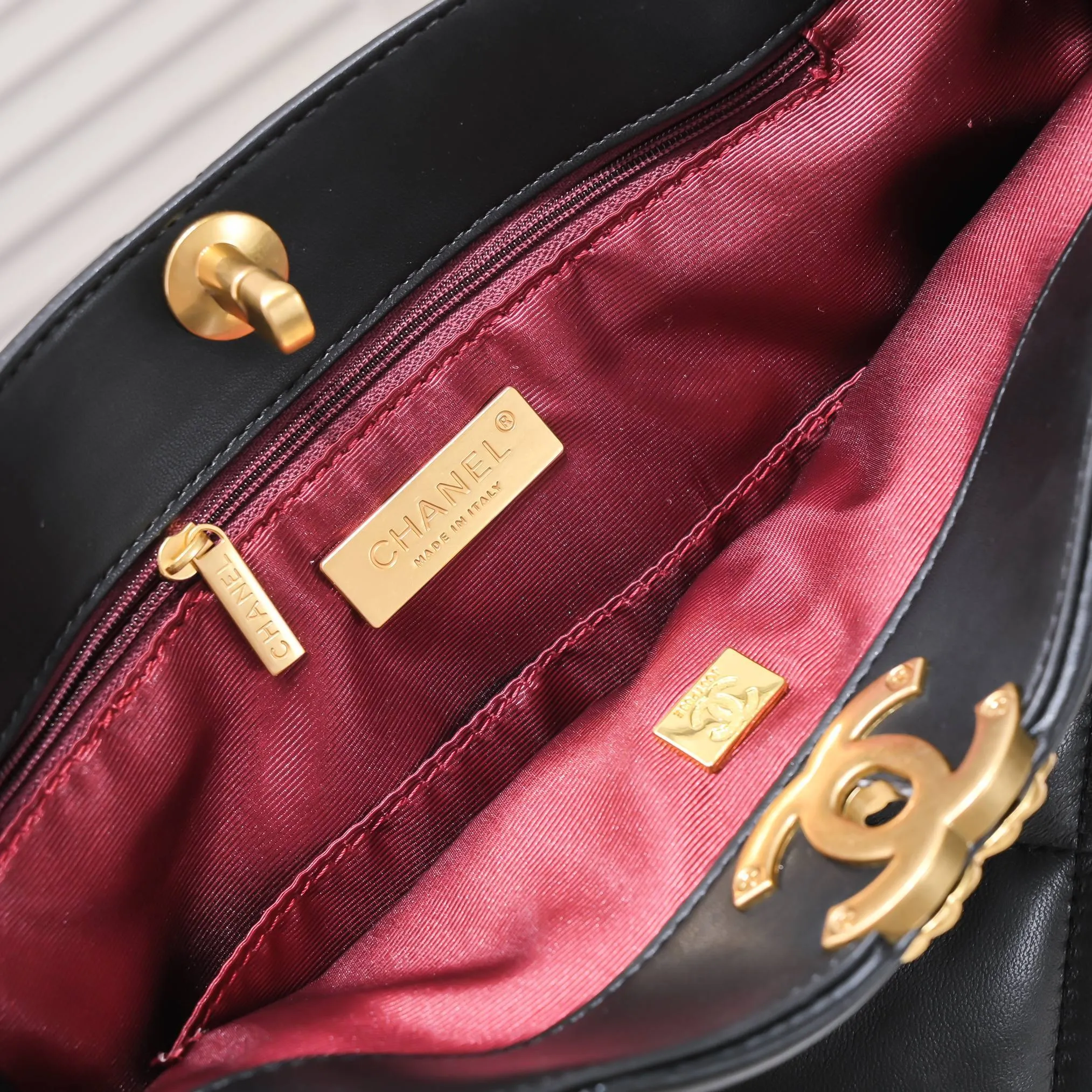 All Categories Official Website "Brand Women's Bags" Women's Bags 💙 Chanel 𝗖𝗛𝗔𝗡𝗘𝗟 𝟮𝟮𝗕 19𝑩𝑨𝑮 𝑻𝒐𝒕𝒆Black Gold Italian first-grade [GR] lambskin, with a delicate and soft feel. The classic diamond pattern design is matched with a leather-clad metal chain. The gold color brings a sense of luxury. This season’s most classic black gold design has been collected.