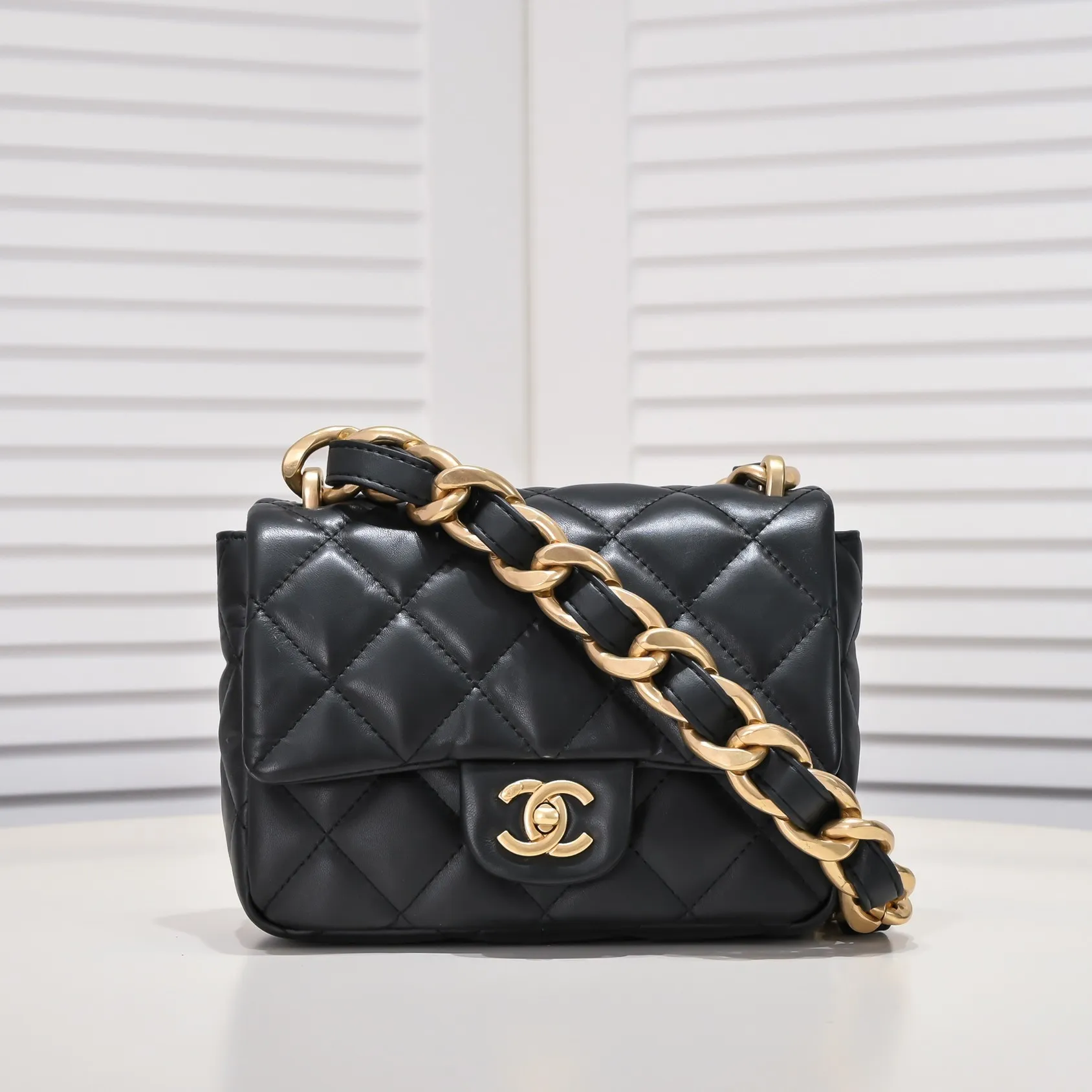 All Categories Official Website "Brand Women's Bags" Women's Bags 💙 Chanel C𝗵𝗮𝗻𝗲𝟭 𝟮𝟮𝘀 Large Gold Chain Underarm Bag Medium Size Jimei, have you got it yet? This bag looks great on hot girls, and the capacity is good. The thick chain is the finishing touch of this bag. It is younger and more fashionable than Cf. 𝐒𝐢𝐳𝐞𝟏𝟕-𝟐𝟏