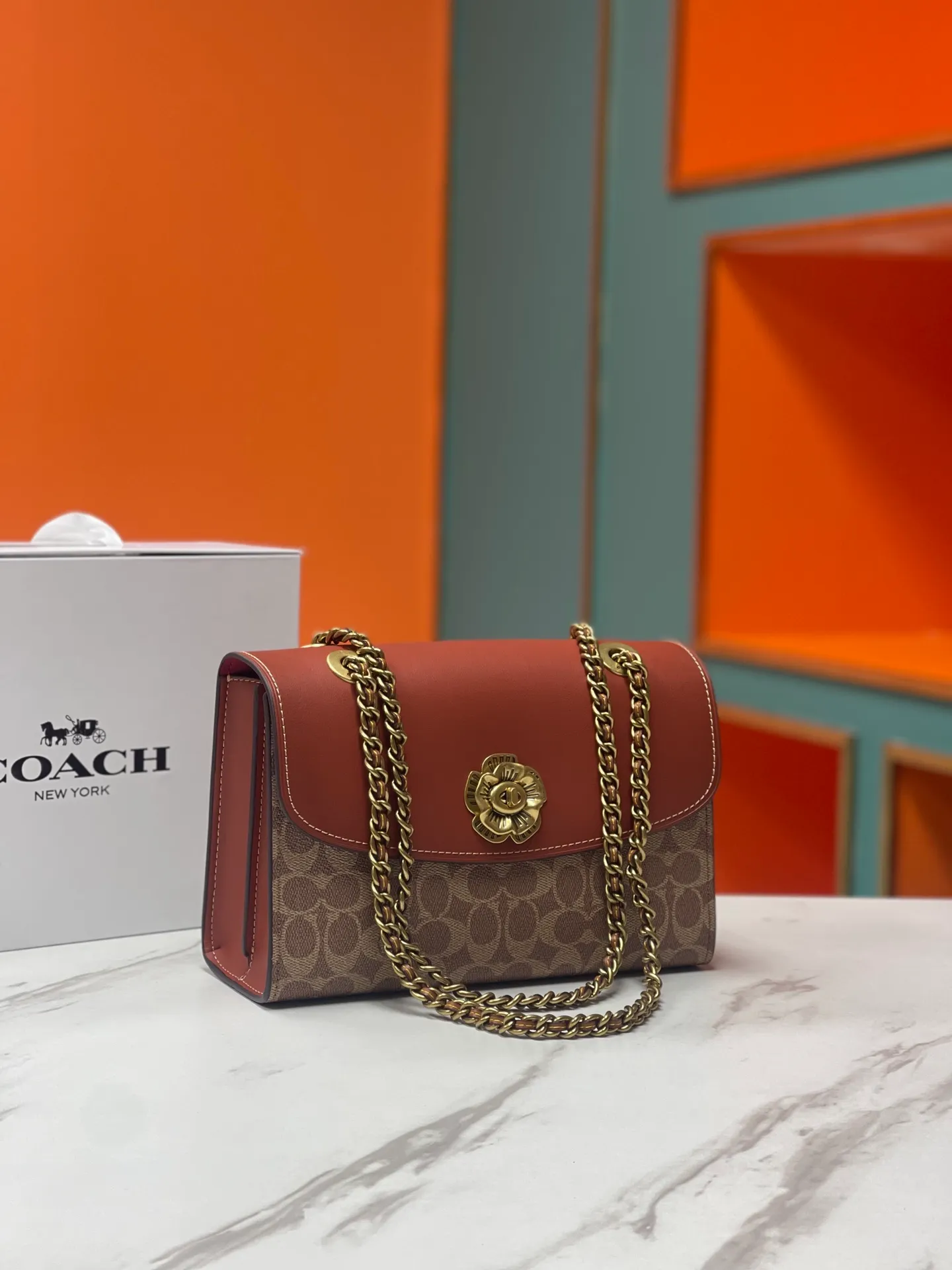 Top original order, batch 540💰original order quality COACH model 30585 Camellia Parker classic series chain bag, using original imported cowhide and PVC, original retro hardware, suede lining. The chain can be used for two purposes. It can be folded up to be carried on the shoulder or hand-held, and can be released to be worn cross-body. It is very practical. The design is simple, beautiful and self-respecting. Retro and elegant, with quality! Size: 26*17*10