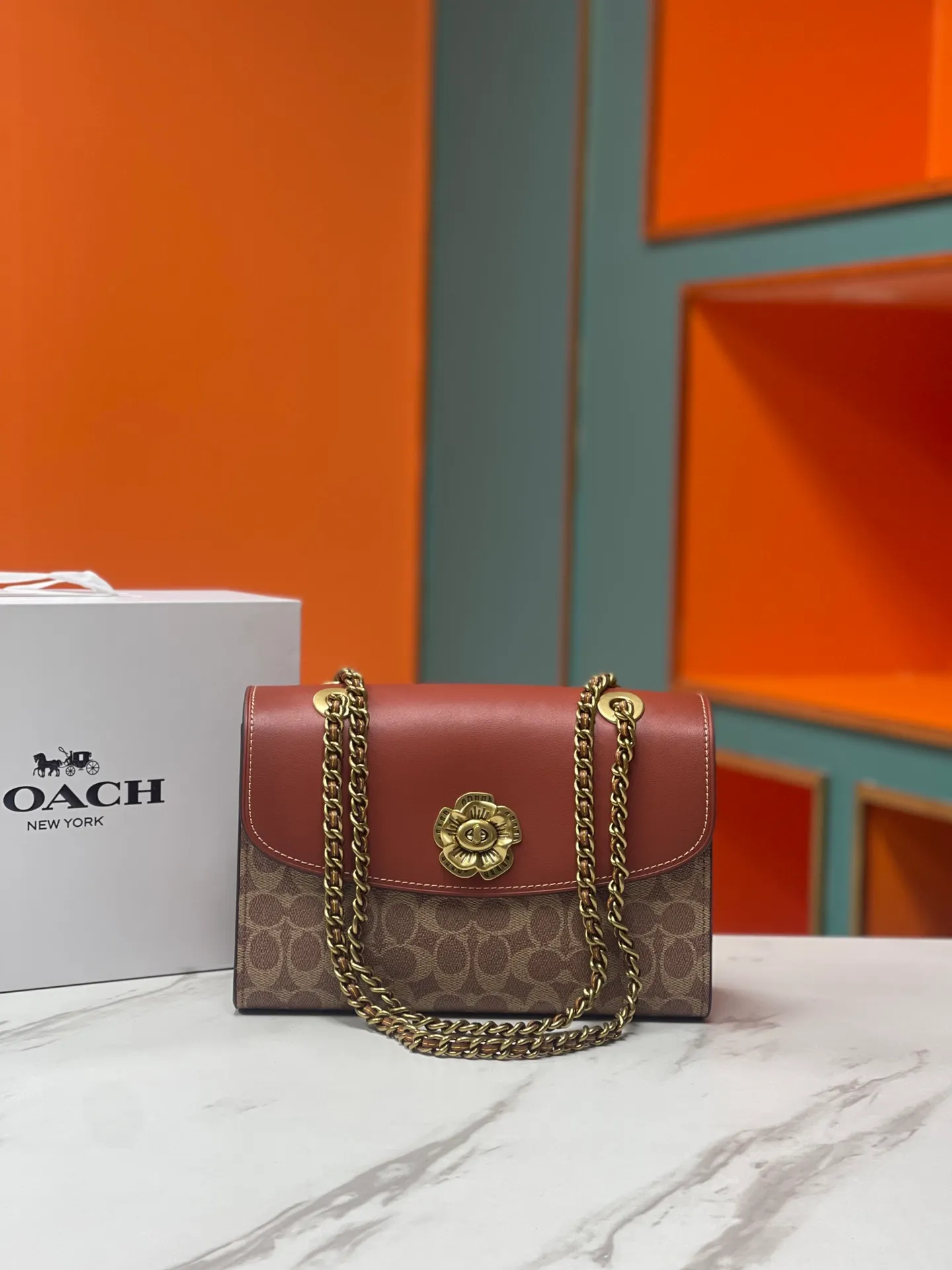 Top original order, batch 540💰original order quality COACH model 30585 Camellia Parker classic series chain bag, using original imported cowhide and PVC, original retro hardware, suede lining. The chain can be used for two purposes. It can be folded up to be carried on the shoulder or hand-held, and can be released to be worn cross-body. It is very practical. The design is simple, beautiful and self-respecting. Retro and elegant, with quality! Size: 26*17*10