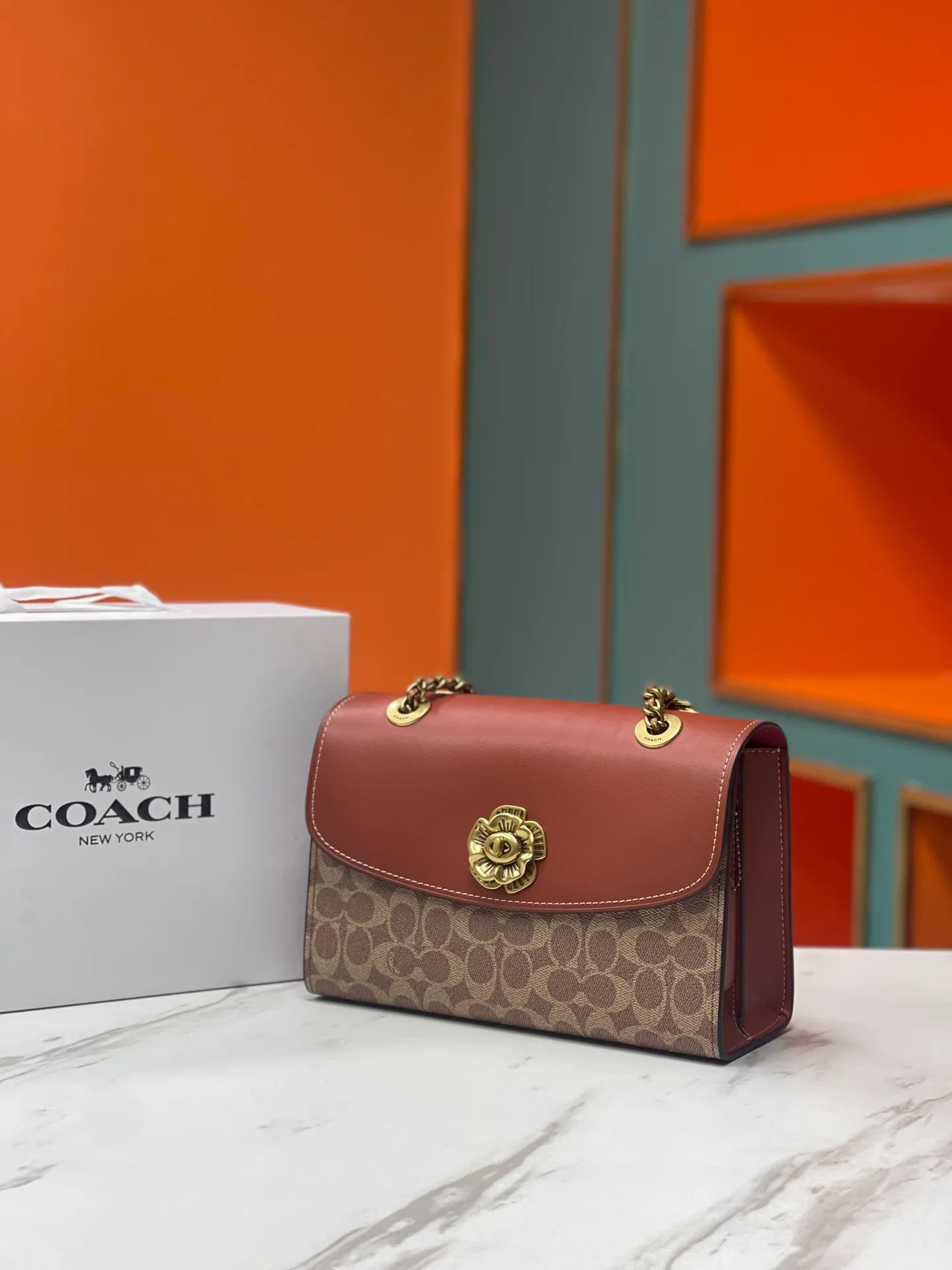 Top original order, batch 540💰original order quality COACH model 30585 Camellia Parker classic series chain bag, using original imported cowhide and PVC, original retro hardware, suede lining. The chain can be used for two purposes. It can be folded up to be carried on the shoulder or hand-held, and can be released to be worn cross-body. It is very practical. The design is simple, beautiful and self-respecting. Retro and elegant, with quality! Size: 26*17*10