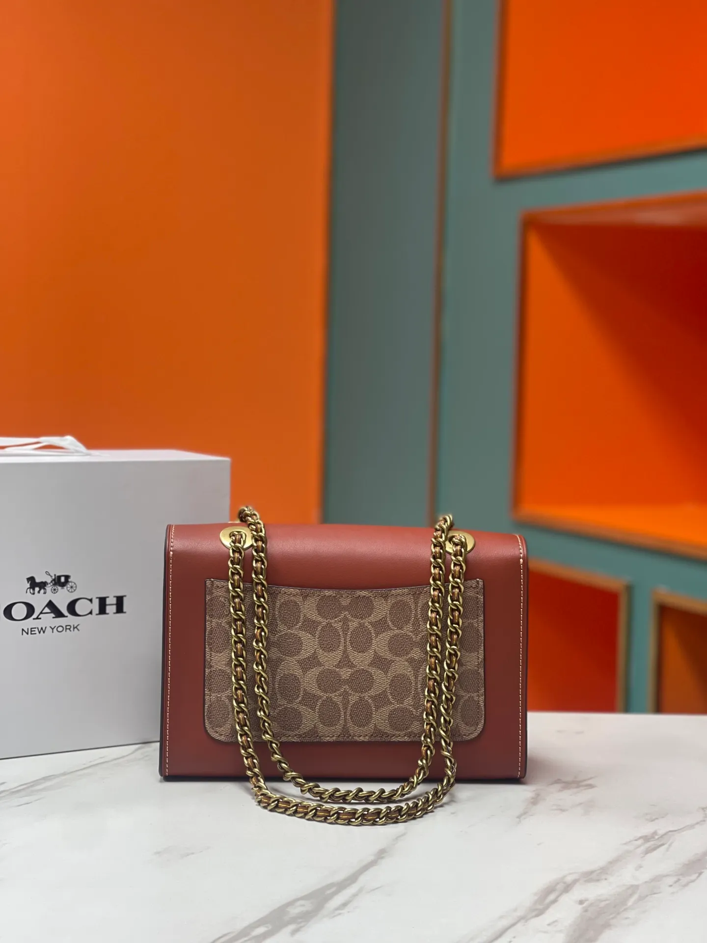 Top original order, batch 540💰original order quality COACH model 30585 Camellia Parker classic series chain bag, using original imported cowhide and PVC, original retro hardware, suede lining. The chain can be used for two purposes. It can be folded up to be carried on the shoulder or hand-held, and can be released to be worn cross-body. It is very practical. The design is simple, beautiful and self-respecting. Retro and elegant, with quality! Size: 26*17*10