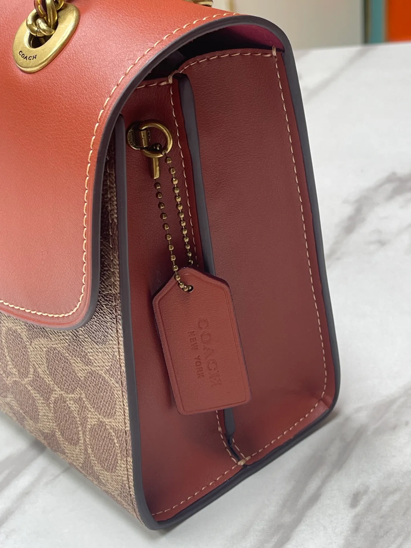 Top original order, batch 540💰original order quality COACH model 30585 Camellia Parker classic series chain bag, using original imported cowhide and PVC, original retro hardware, suede lining. The chain can be used for two purposes. It can be folded up to be carried on the shoulder or hand-held, and can be released to be worn cross-body. It is very practical. The design is simple, beautiful and self-respecting. Retro and elegant, with quality! Size: 26*17*10
