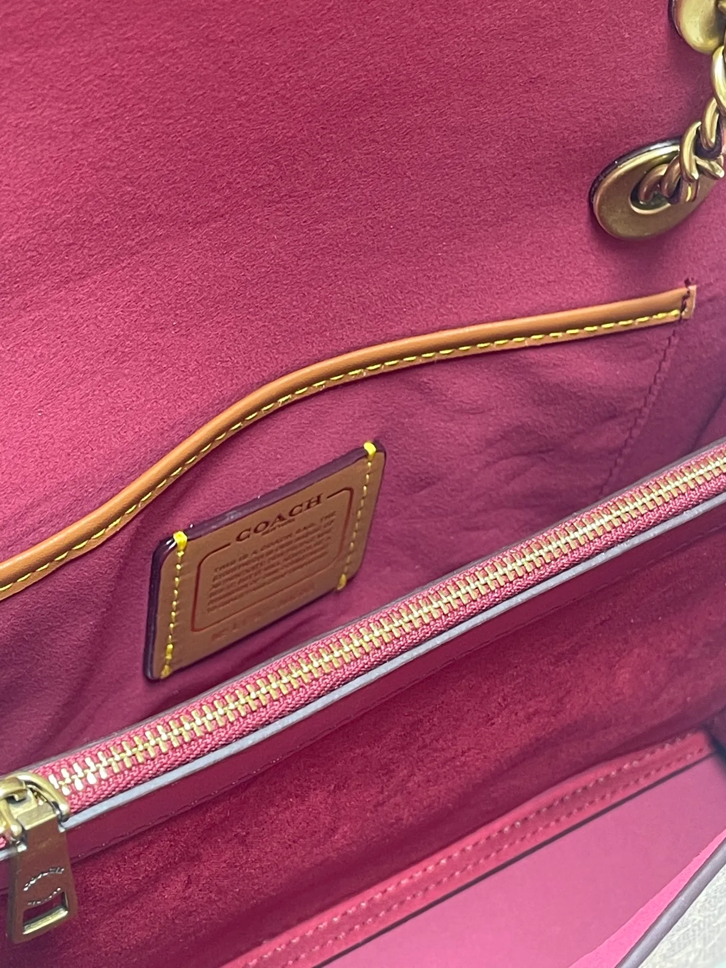 Top original order, batch 540💰original order quality COACH model 30585 Camellia Parker classic series chain bag, using original imported cowhide and PVC, original retro hardware, suede lining. The chain can be used for two purposes. It can be folded up to be carried on the shoulder or hand-held, and can be released to be worn cross-body. It is very practical. The design is simple, beautiful and self-respecting. Retro and elegant, with quality! Size: 26*17*10