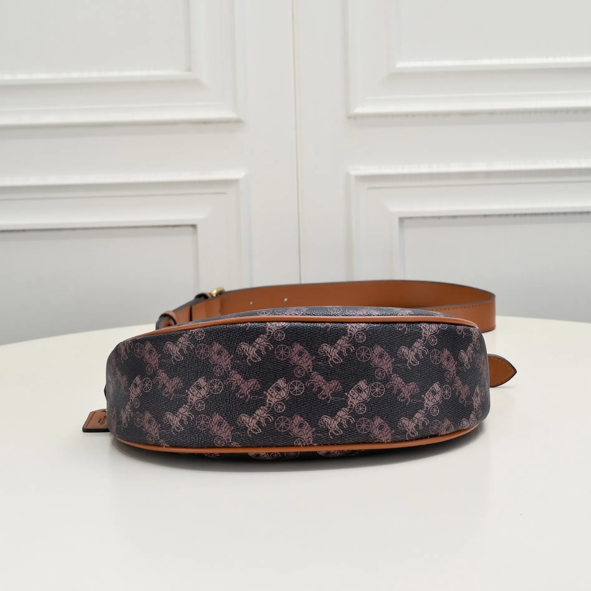 P360 [Top original order] CM584 Kou's new mira crescent bag has a proper temperament on the upper body, using a retro brushed brass chain ~ full of texture. Two shoulder straps can be worn cross-body under the arm, and the two styles can be switched at will. Size:23.5*16*6.5cm