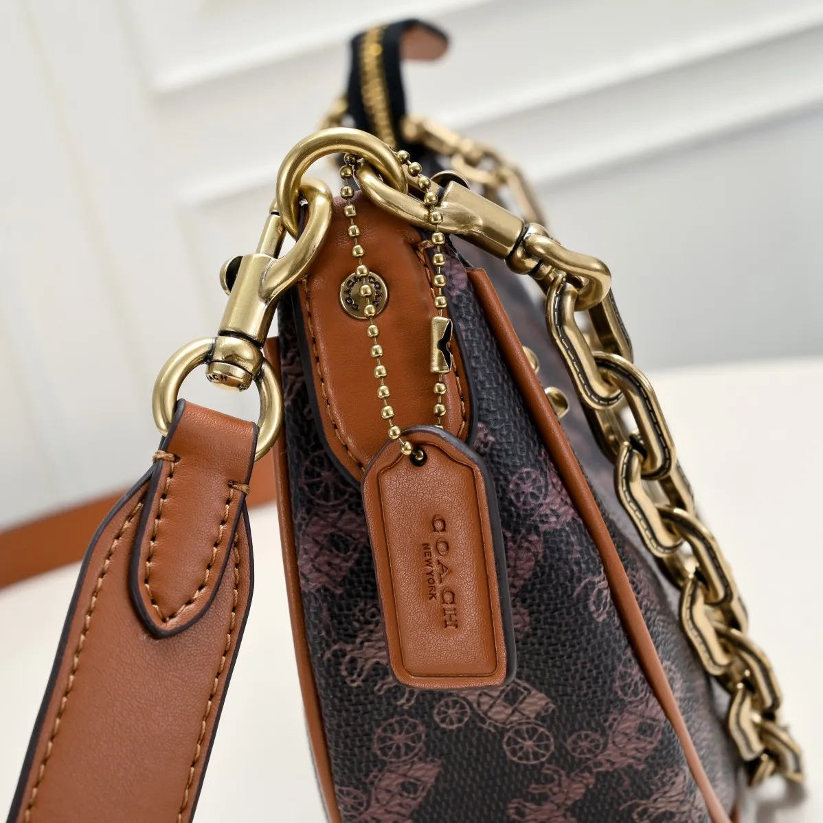 P360 [Top original order] CM584 Kou's new mira crescent bag has a proper temperament on the upper body, using a retro brushed brass chain ~ full of texture. Two shoulder straps can be worn cross-body under the arm, and the two styles can be switched at will. Size:23.5*16*6.5cm