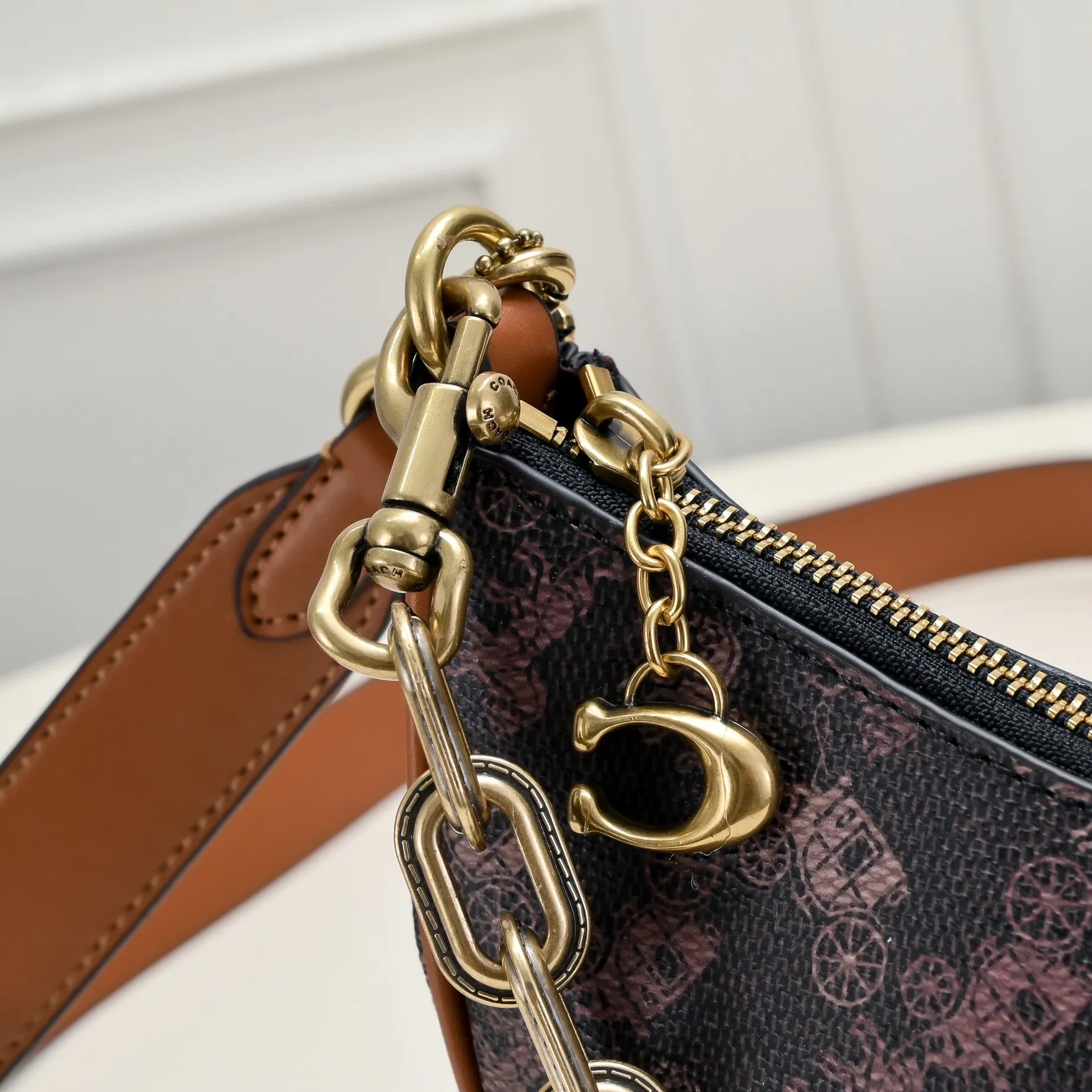 P360 [Top original order] CM584 Kou's new mira crescent bag has a proper temperament on the upper body, using a retro brushed brass chain ~ full of texture. Two shoulder straps can be worn cross-body under the arm, and the two styles can be switched at will. Size:23.5*16*6.5cm