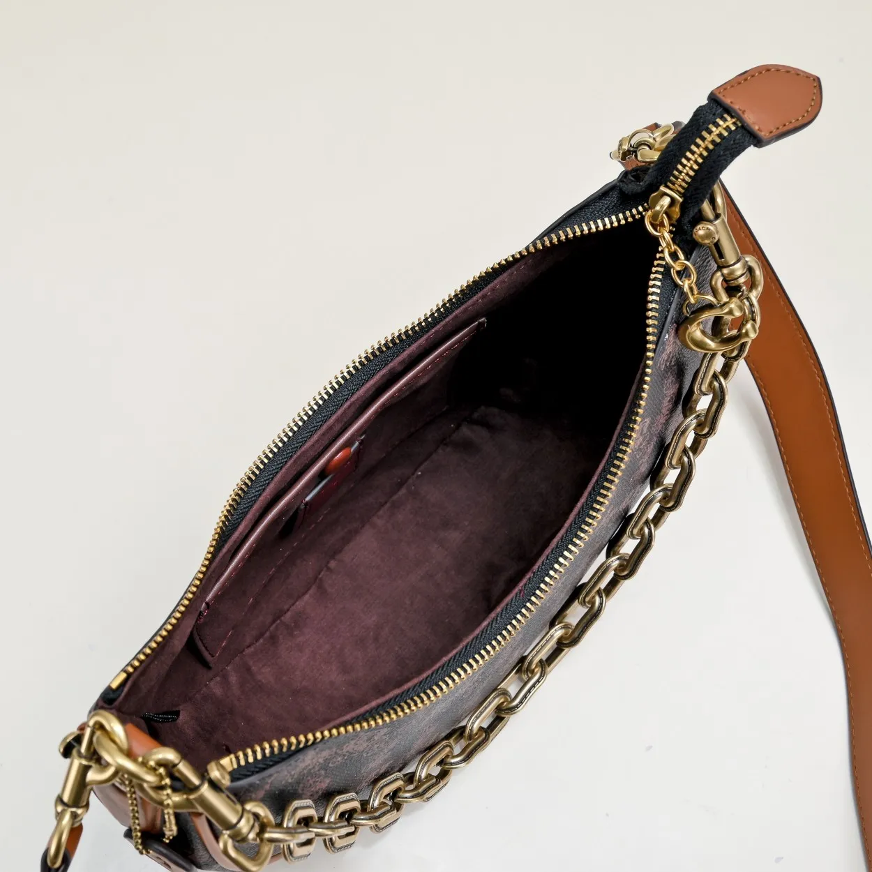 P360 [Top original order] CM584 Kou's new mira crescent bag has a proper temperament on the upper body, using a retro brushed brass chain ~ full of texture. Two shoulder straps can be worn cross-body under the arm, and the two styles can be switched at will. Size:23.5*16*6.5cm