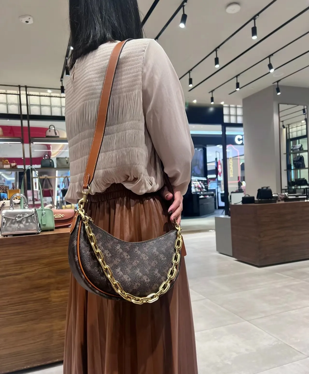 P360 [Top original order] CM584 Kou's new mira crescent bag has a proper temperament on the upper body, using a retro brushed brass chain ~ full of texture. Two shoulder straps can be worn cross-body under the arm, and the two styles can be switched at will. Size:23.5*16*6.5cm