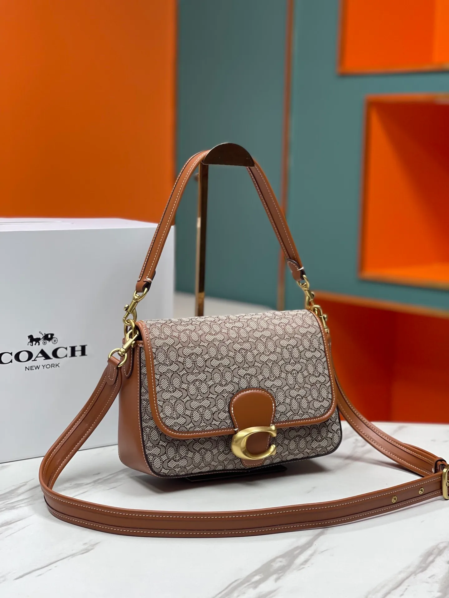 Batch 480💰coach/Coach new model number: CM536 New color at the counter. I love Soft Tabby so much ~ Retro style has always been the current popular style. This model perfectly interprets the French retro romance. The two shoulder straps can be freely detached. The short shoulder strap can be used as an armpit bag or a handbag. It is very suitable for any style. It is soft and light, and the built-in capacity is super sufficient! Jue Juezi, full of gratitude! Versatile classic size: 26*15*8.5 cm,