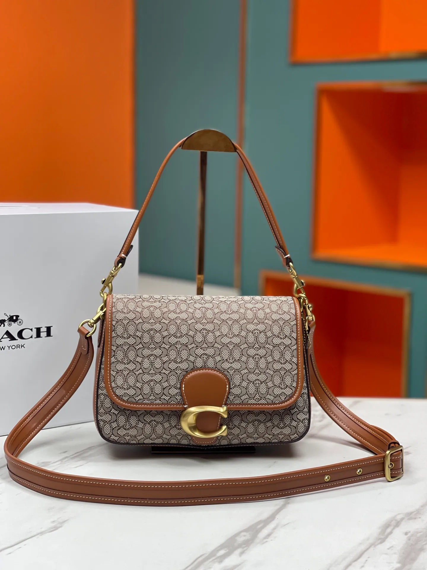 Batch 480💰coach/Coach new model number: CM536 New color at the counter. I love Soft Tabby so much ~ Retro style has always been the current popular style. This model perfectly interprets the French retro romance. The two shoulder straps can be freely detached. The short shoulder strap can be used as an armpit bag or a handbag. It is very suitable for any style. It is soft and light, and the built-in capacity is super sufficient! Jue Juezi, full of gratitude! Versatile classic size: 26*15*8.5 cm,
