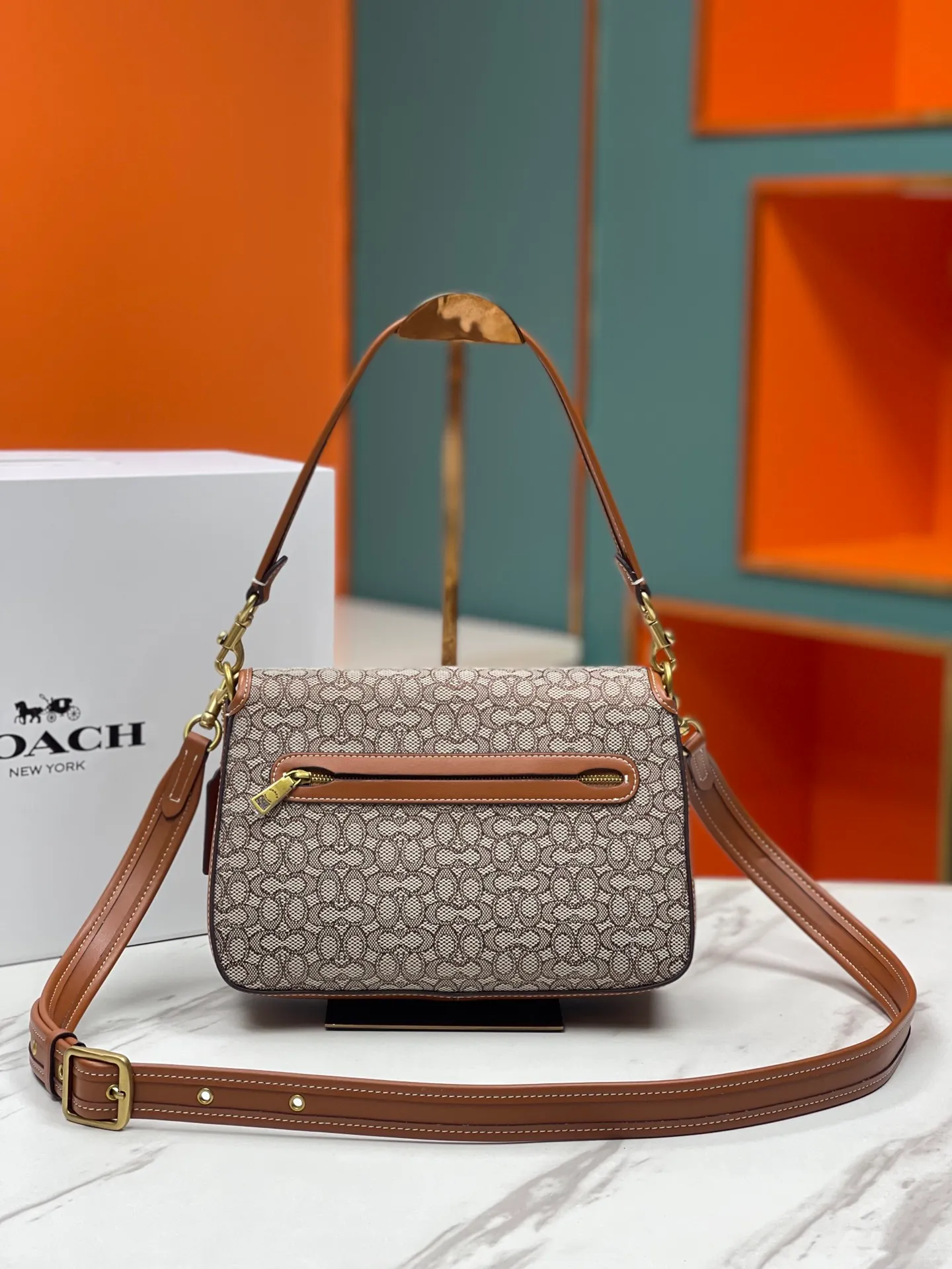 Batch 480💰coach/Coach new model number: CM536 New color at the counter. I love Soft Tabby so much ~ Retro style has always been the current popular style. This model perfectly interprets the French retro romance. The two shoulder straps can be freely detached. The short shoulder strap can be used as an armpit bag or a handbag. It is very suitable for any style. It is soft and light, and the built-in capacity is super sufficient! Jue Juezi, full of gratitude! Versatile classic size: 26*15*8.5 cm,