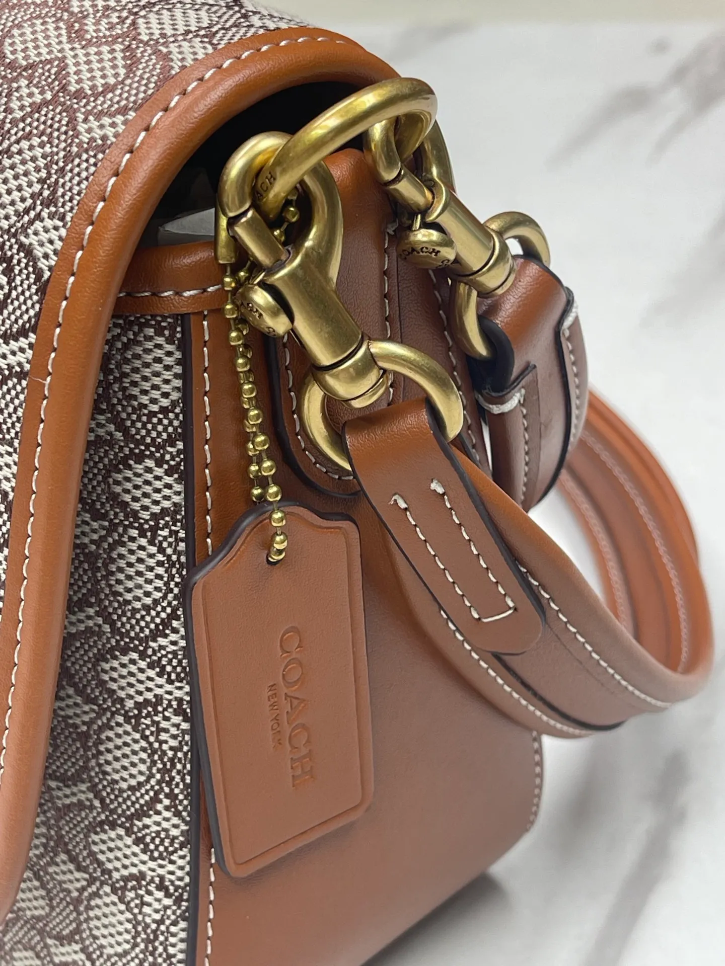 Batch 480💰coach/Coach new model number: CM536 New color at the counter. I love Soft Tabby so much ~ Retro style has always been the current popular style. This model perfectly interprets the French retro romance. The two shoulder straps can be freely detached. The short shoulder strap can be used as an armpit bag or a handbag. It is very suitable for any style. It is soft and light, and the built-in capacity is super sufficient! Jue Juezi, full of gratitude! Versatile classic size: 26*15*8.5 cm,